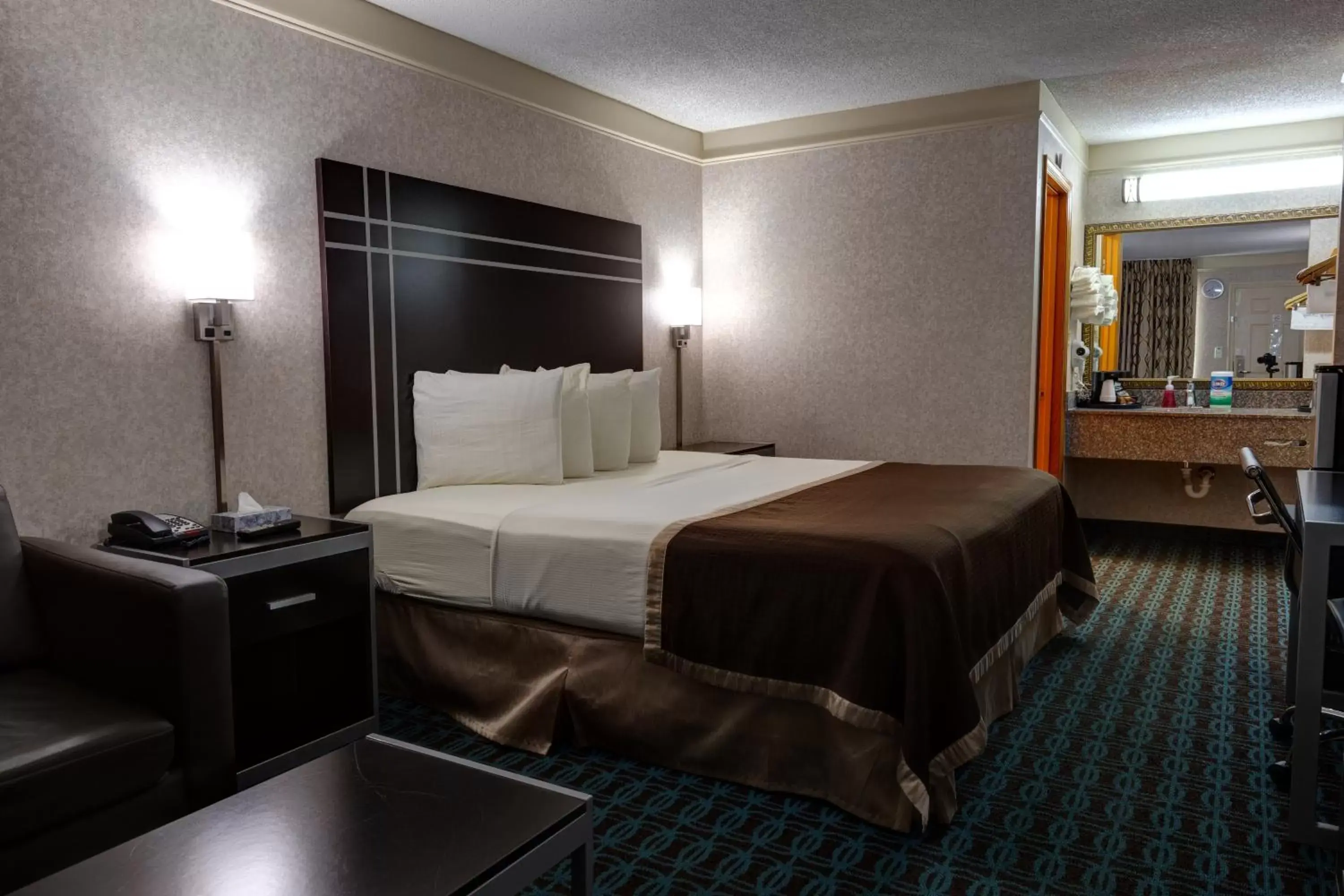 Bed in Deluxe Inn - Fayetteville I-95