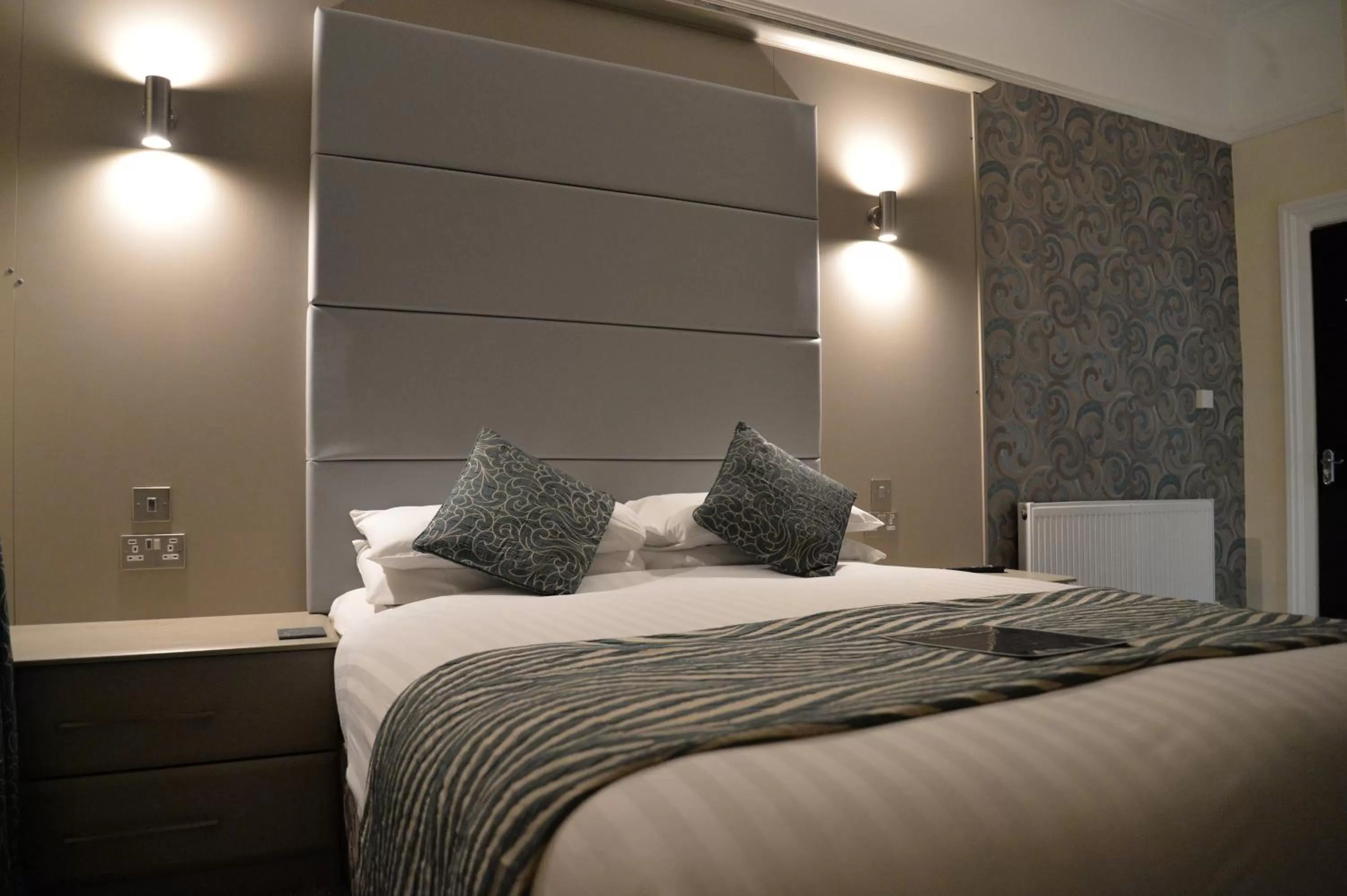 Bed in Lauriston & Lawton Court Hotel