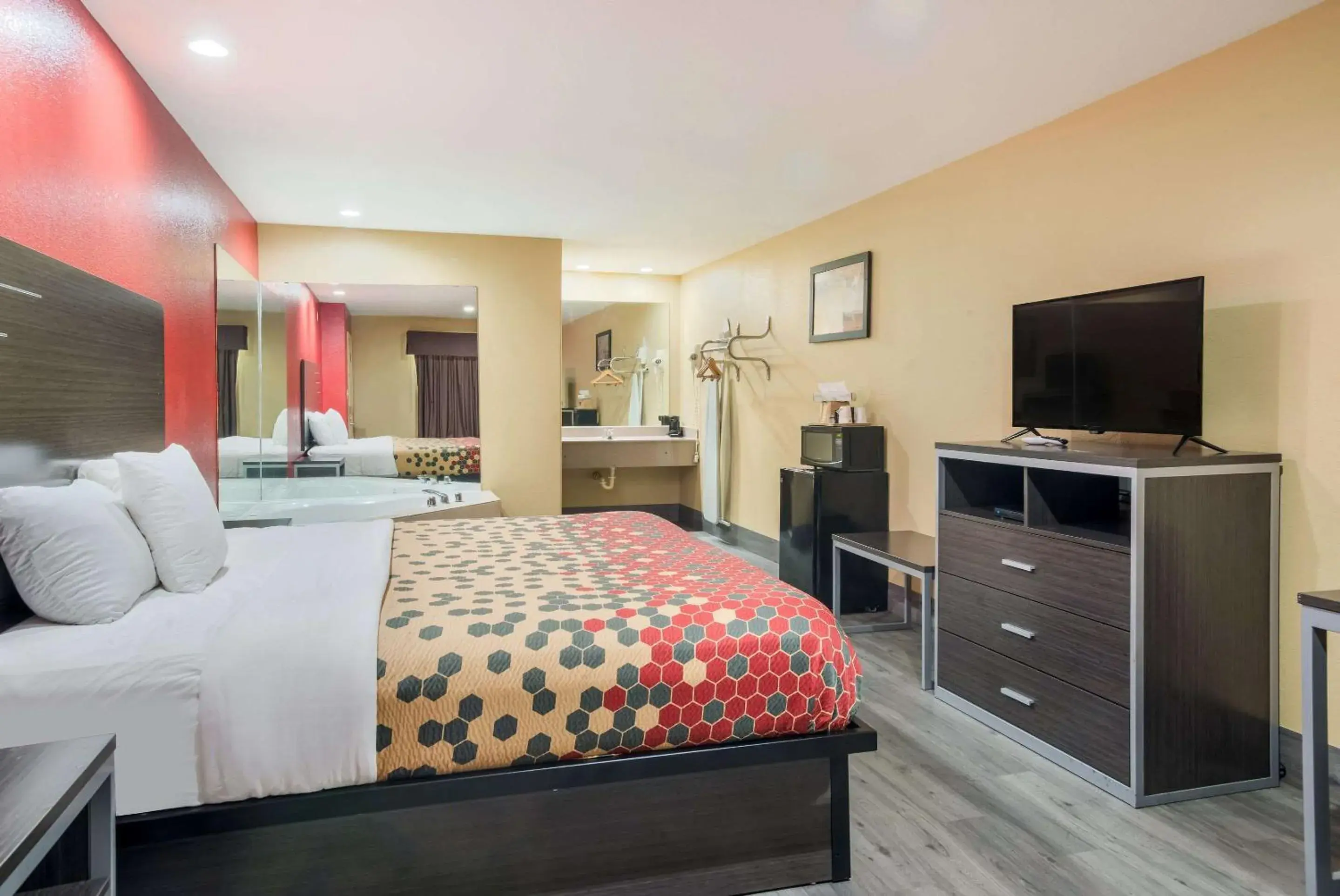 Bedroom, Bed in Econo Lodge Lake Charles University Area