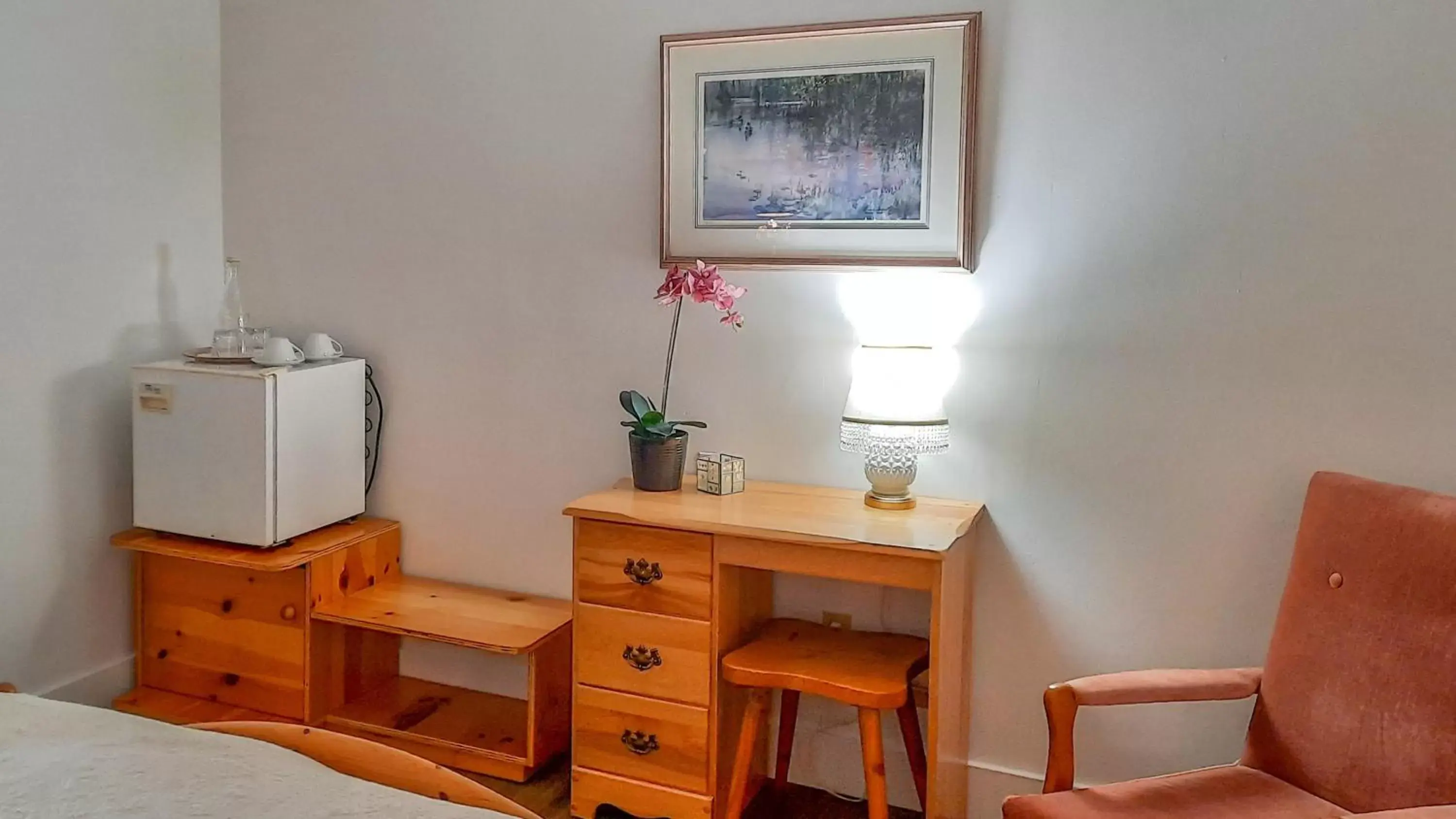 Seating area, TV/Entertainment Center in Edelweiss Inn Nova Scotia