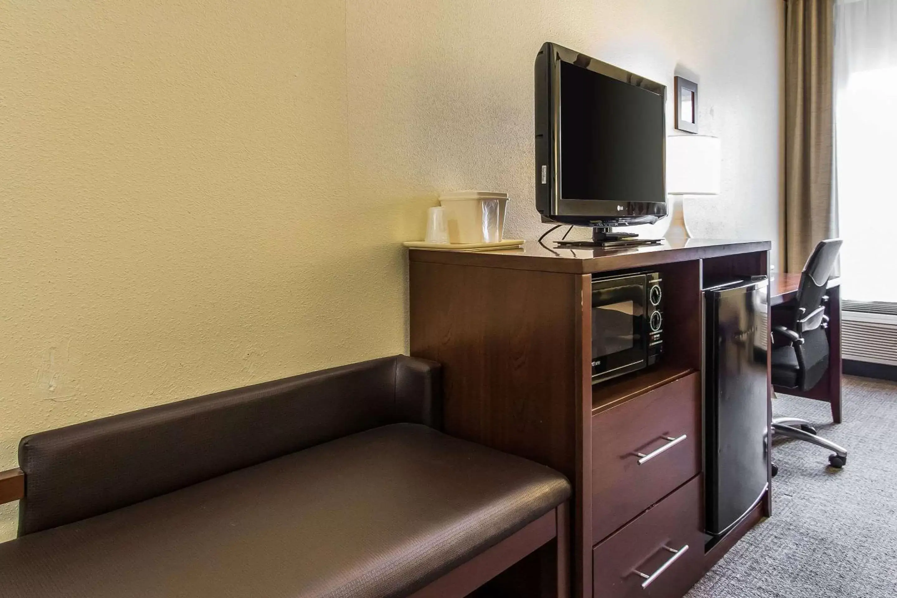 Photo of the whole room, TV/Entertainment Center in Comfort Inn & Suites Ardmore