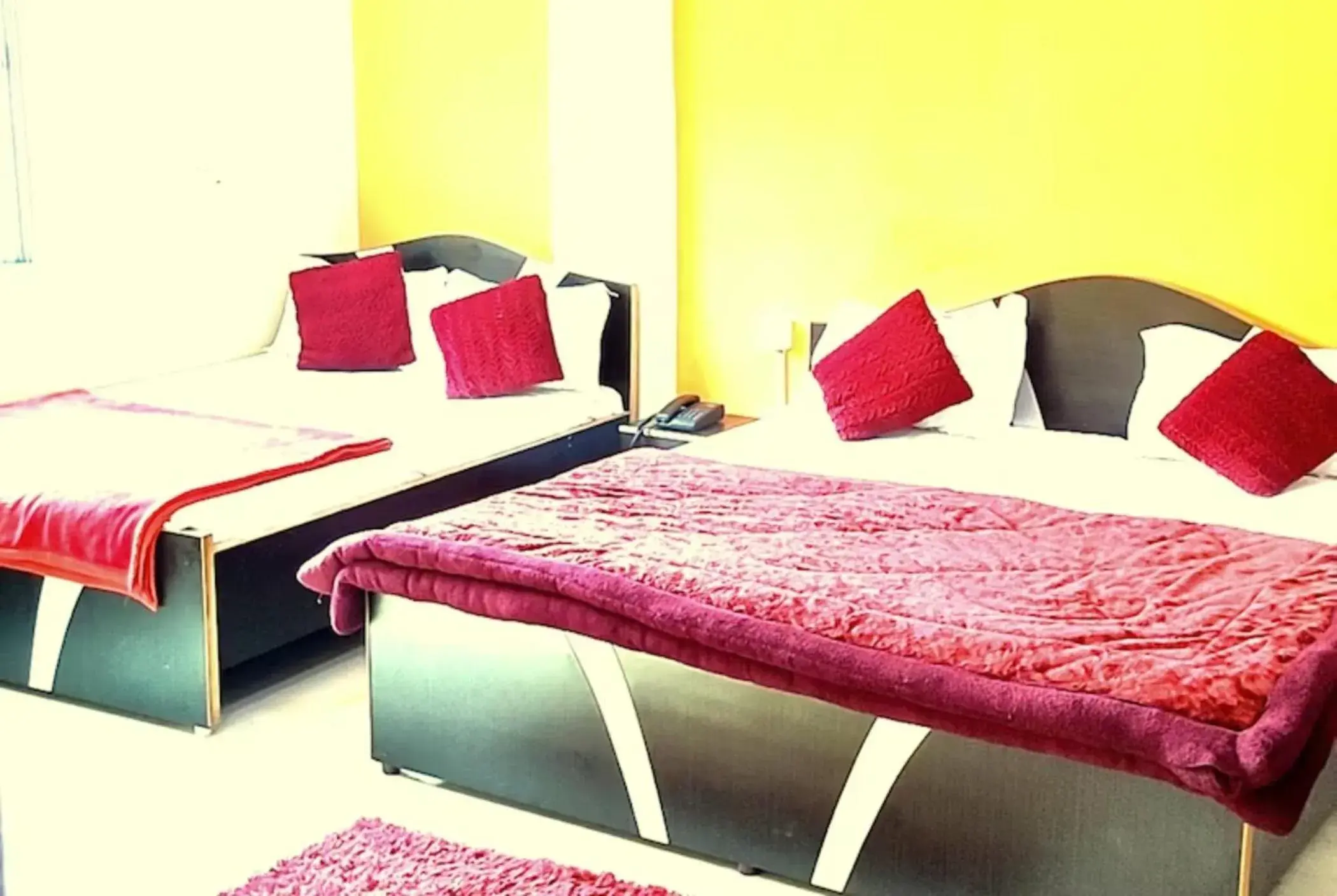 Bed in Goroomgo New Ashiyana Palace Varanasi Bed in Goroomgo New Ashiyana Palace Varanasi