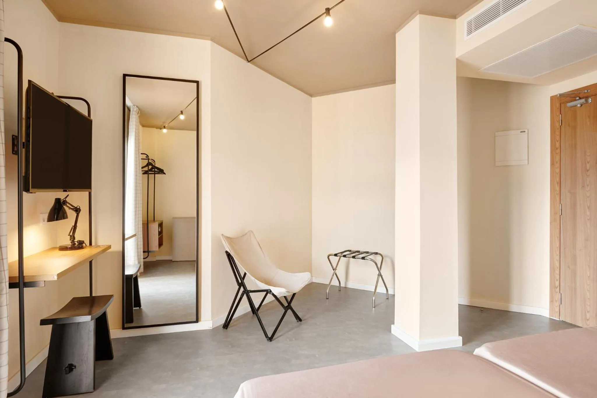 Photo of the whole room, Bed in tent Palmanova