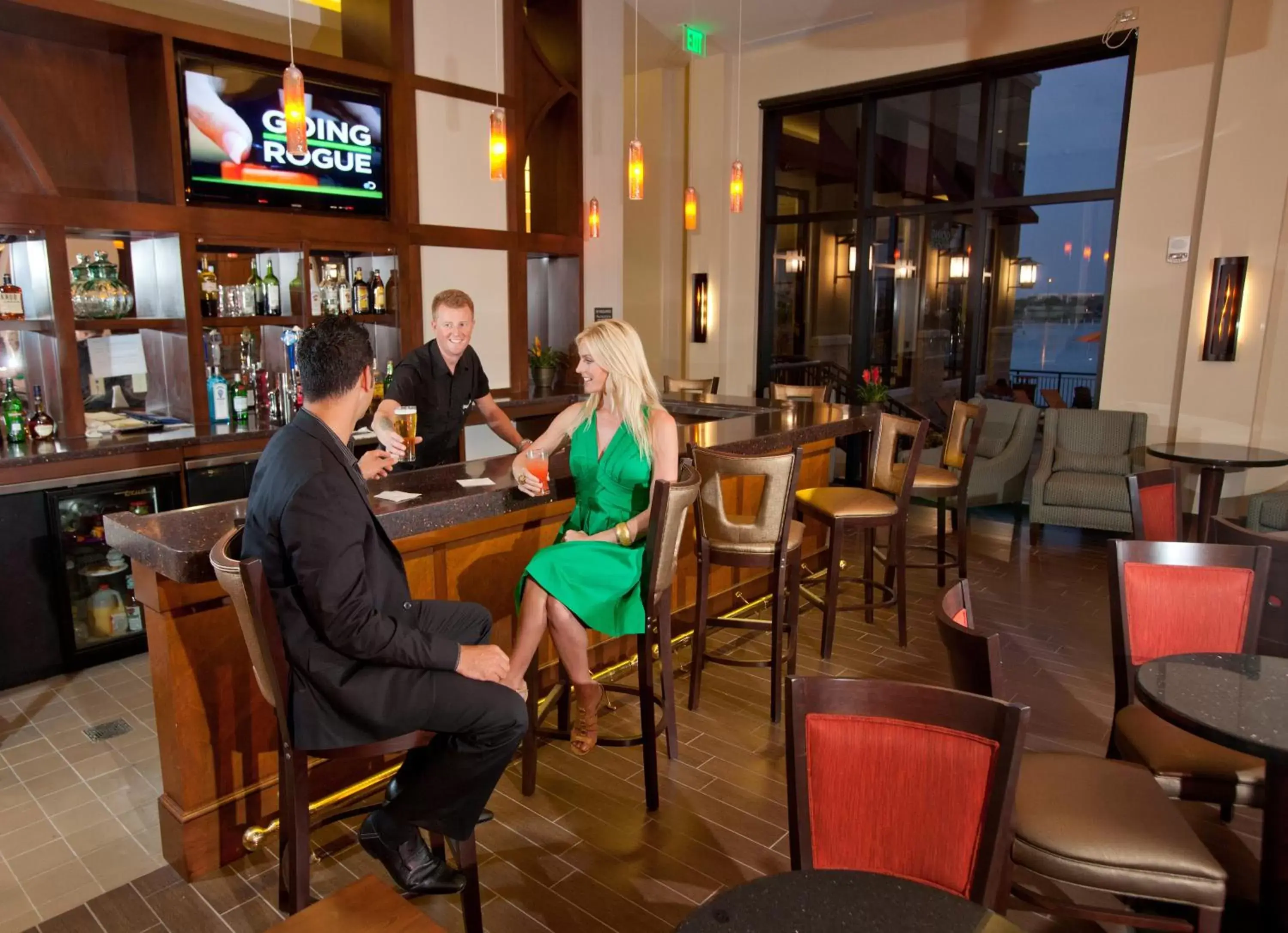 Lounge or bar, Restaurant/Places to Eat in Ramada Plaza by Wyndham Orlando Resort & Suites Intl Drive