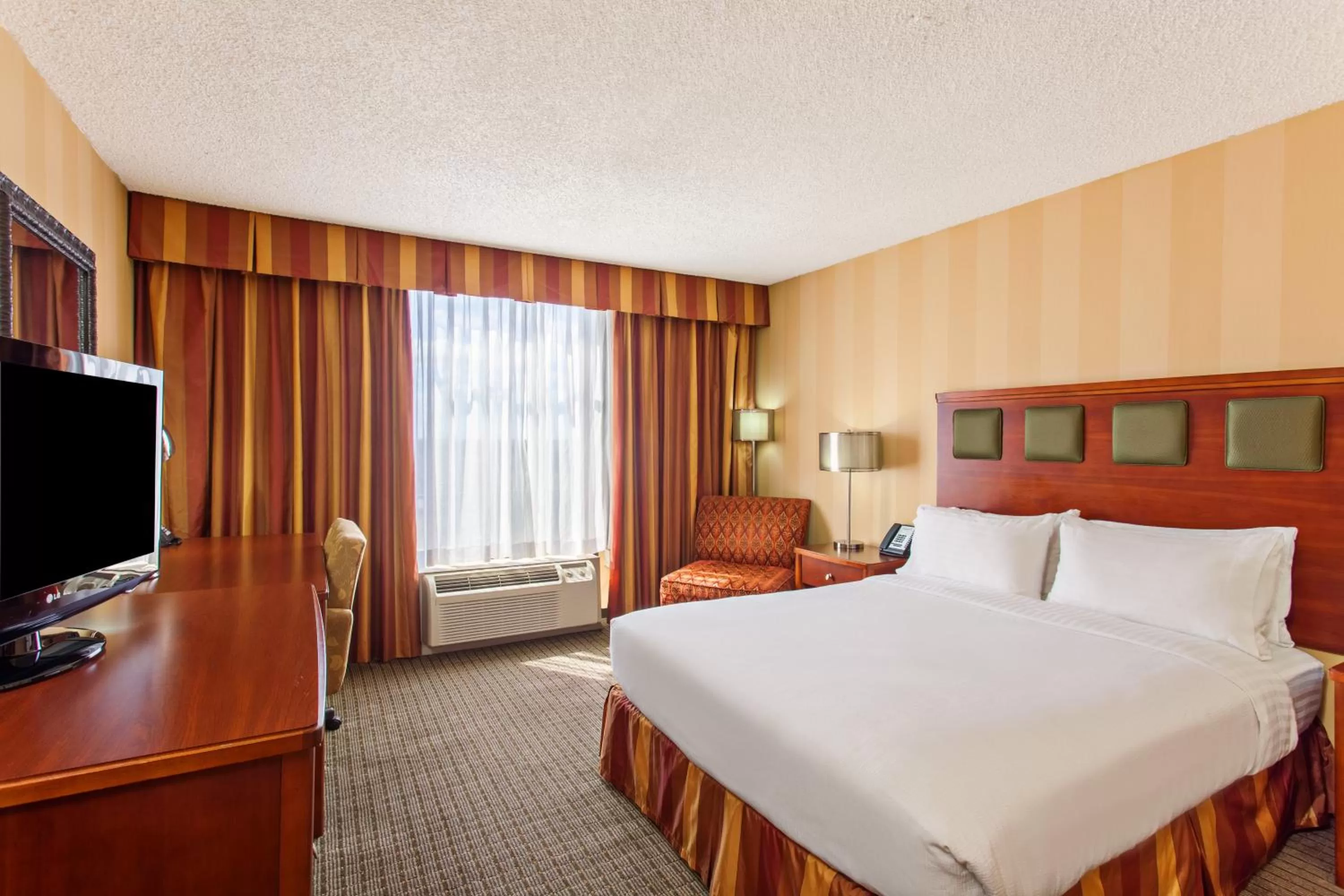 Photo of the whole room, Bed in Holiday Inn Sacramento Downtown-Arena by IHG