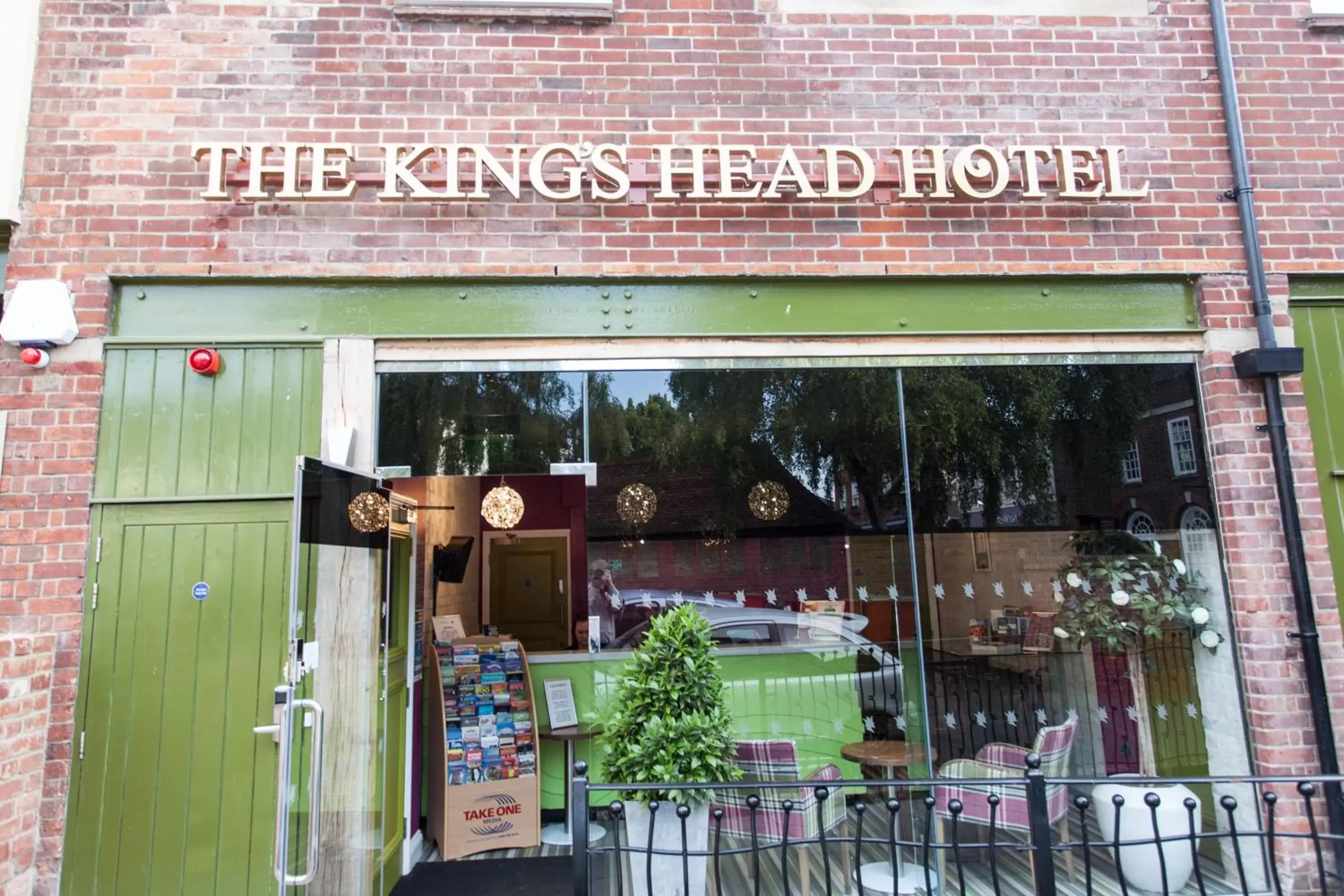 Facade/entrance in The King's Head Hotel Wetherspoon