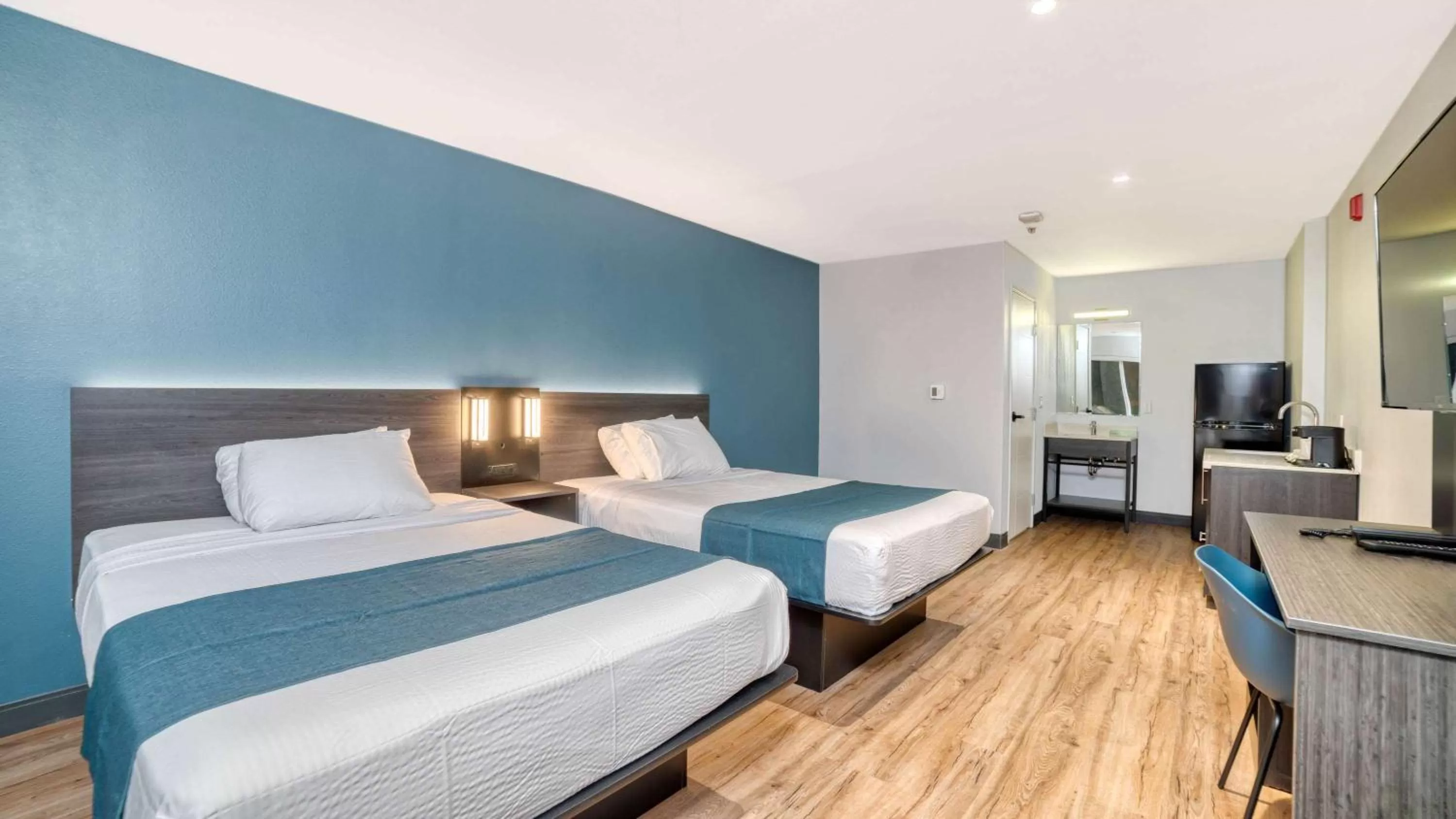 Photo of the whole room, Bed in Studio 6 Suites Stockton, CA Waterfront