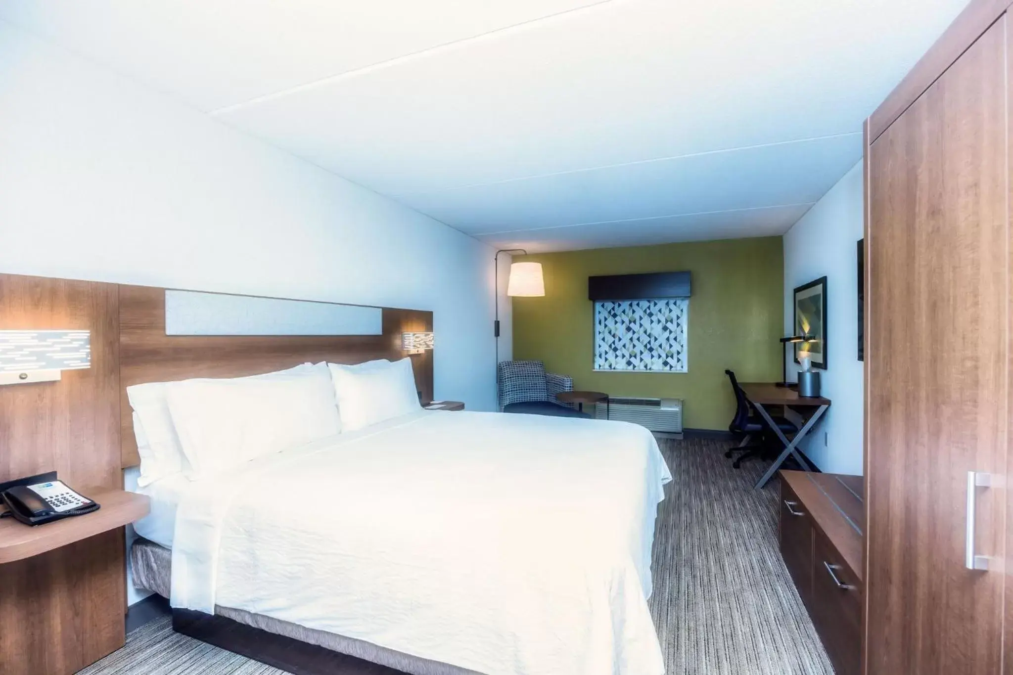 Photo of the whole room, Bed in Holiday Inn Express Saugus Logan Airport, an IHG hotel