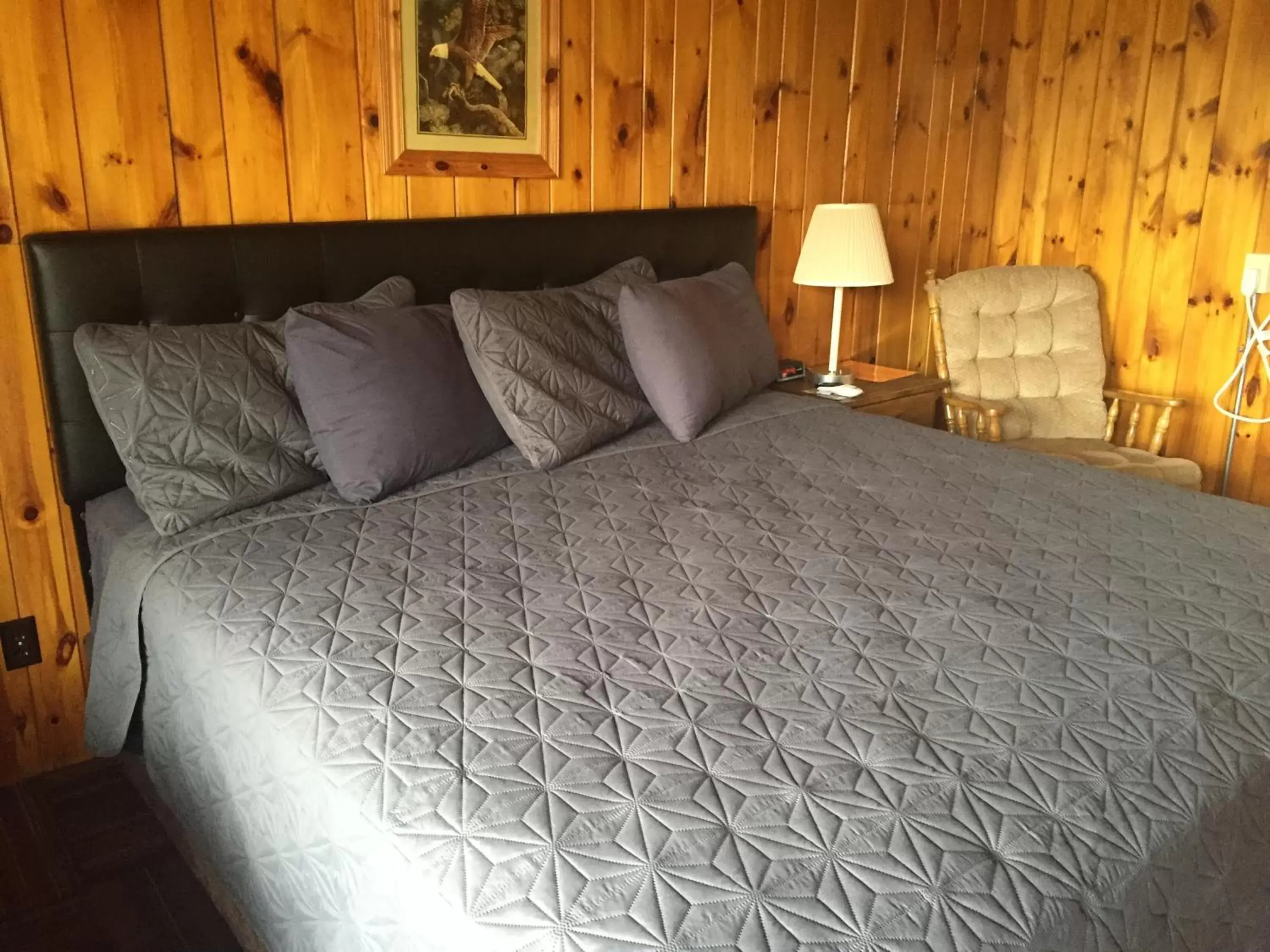 Bed in adoba® hotel Naubinway
