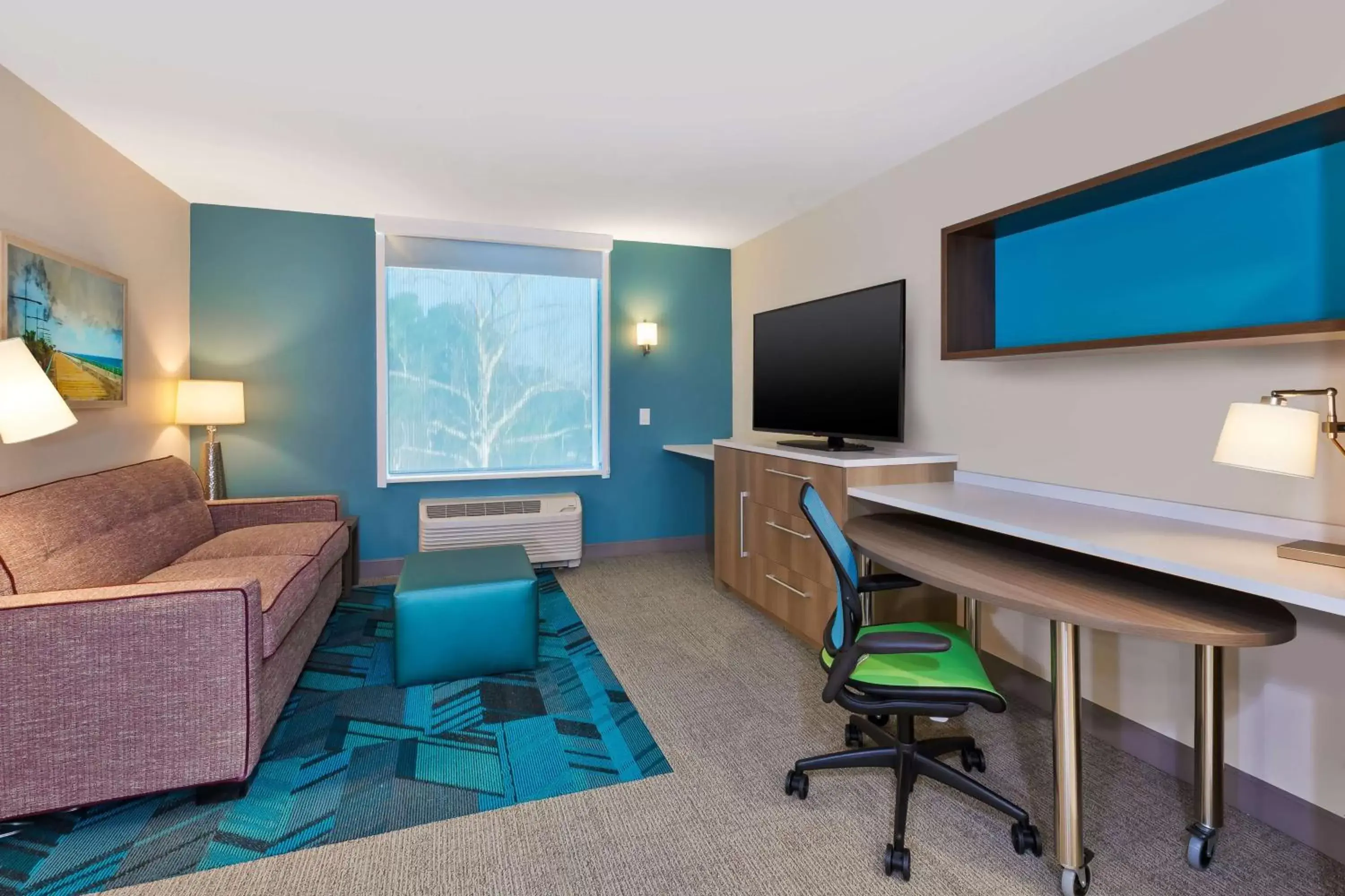 Bedroom, TV/Entertainment Center in Home2 Suites Wilmington
