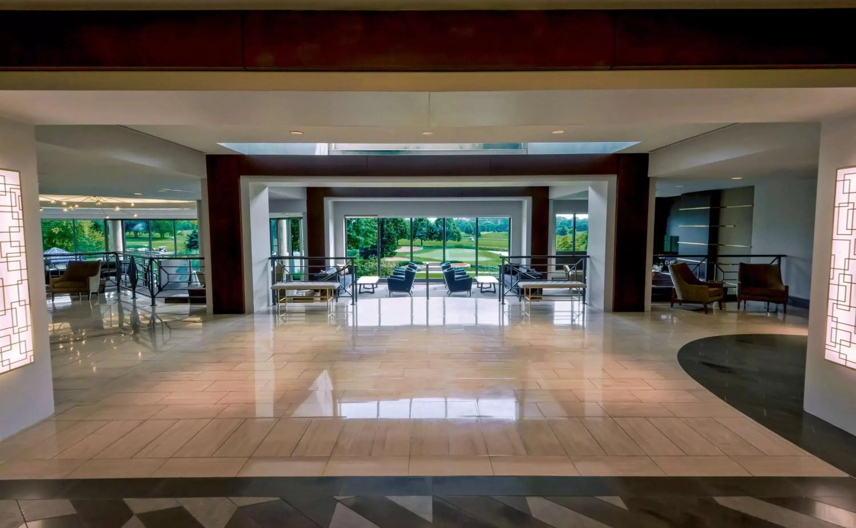 Lobby or reception in Hilton Chicago Oak Brook Hills Resort & Conference Center