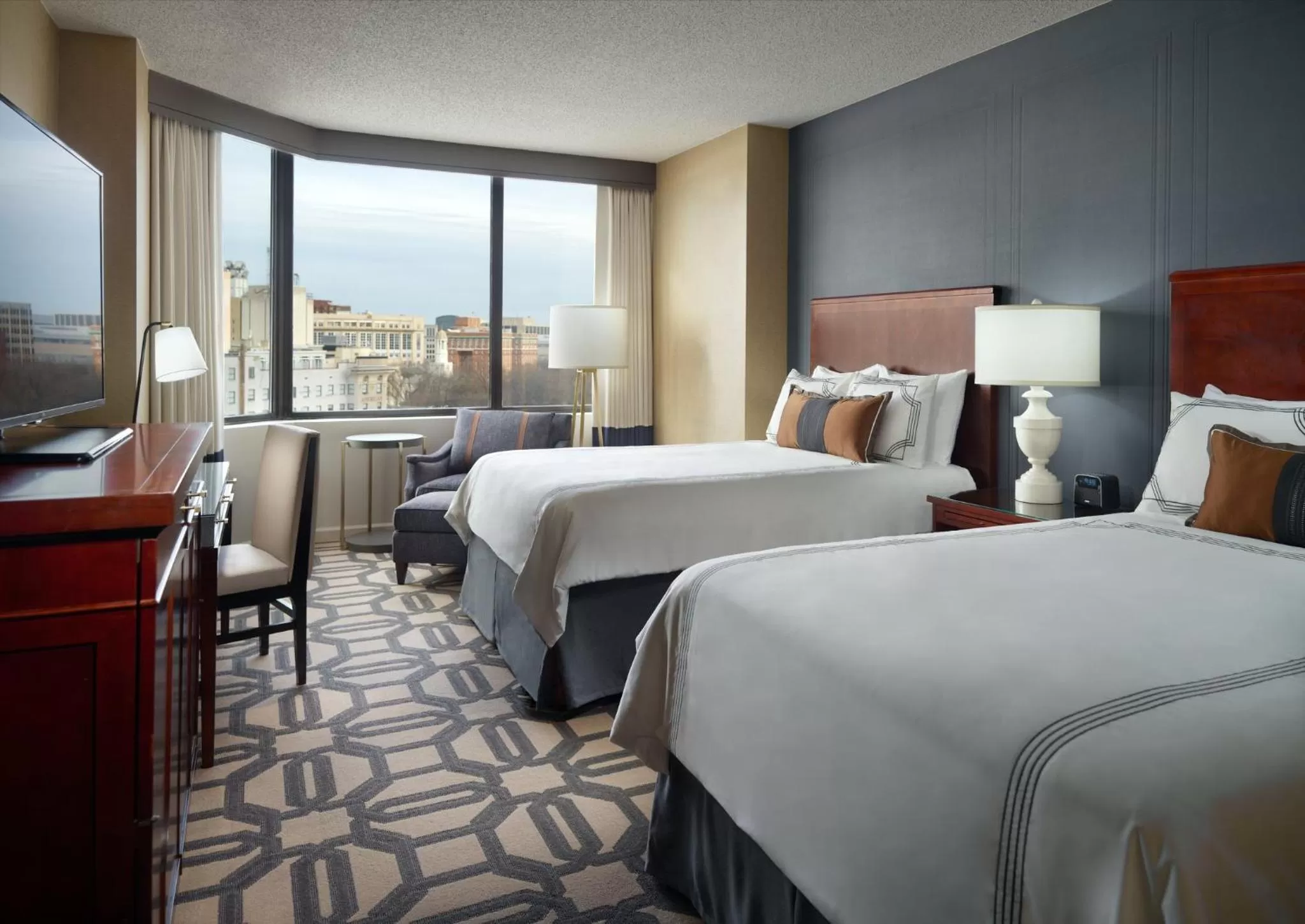 Photo of the whole room, Bed in Omni Richmond Hotel