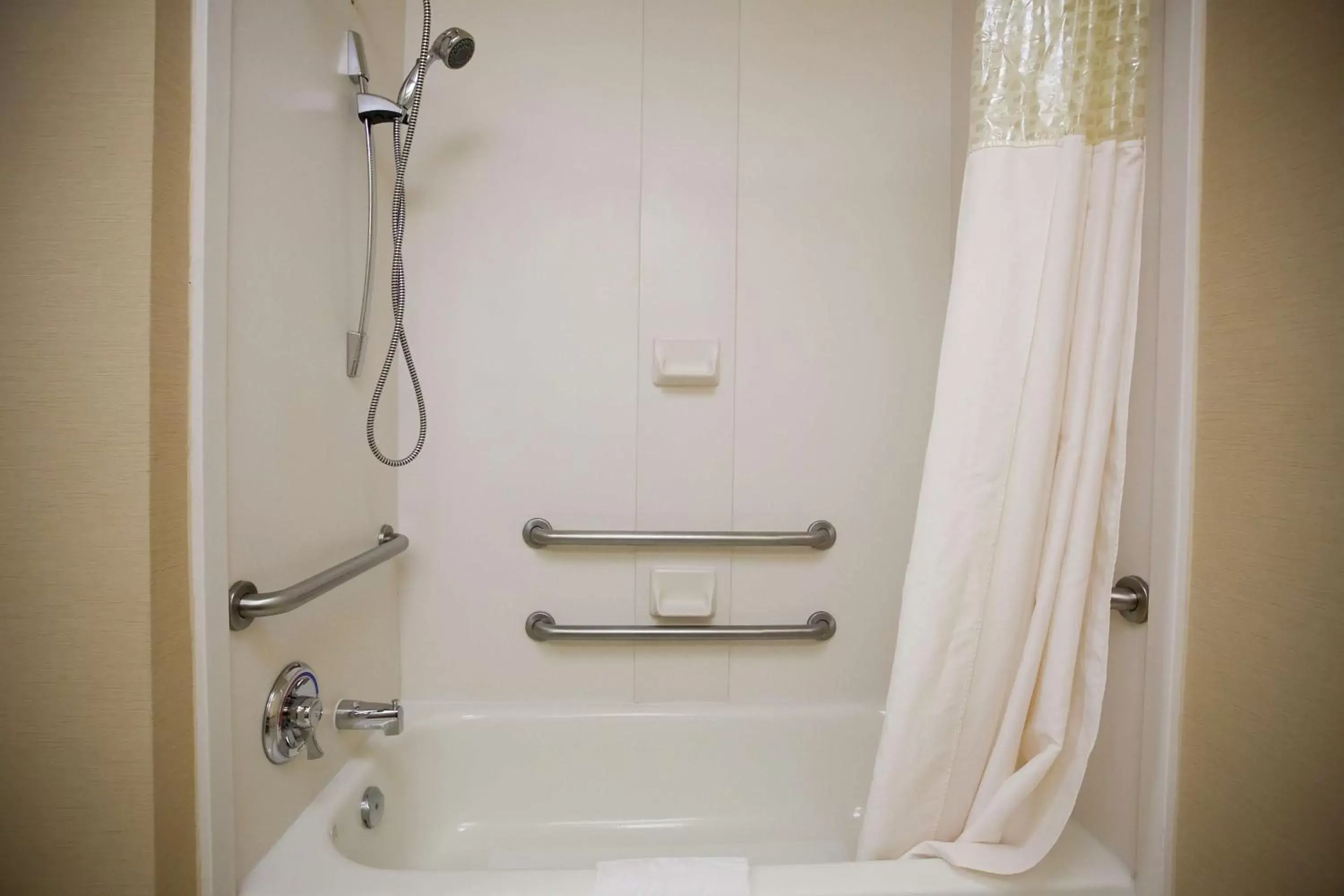 Bathroom in Hampton Inn Atlanta-Newnan