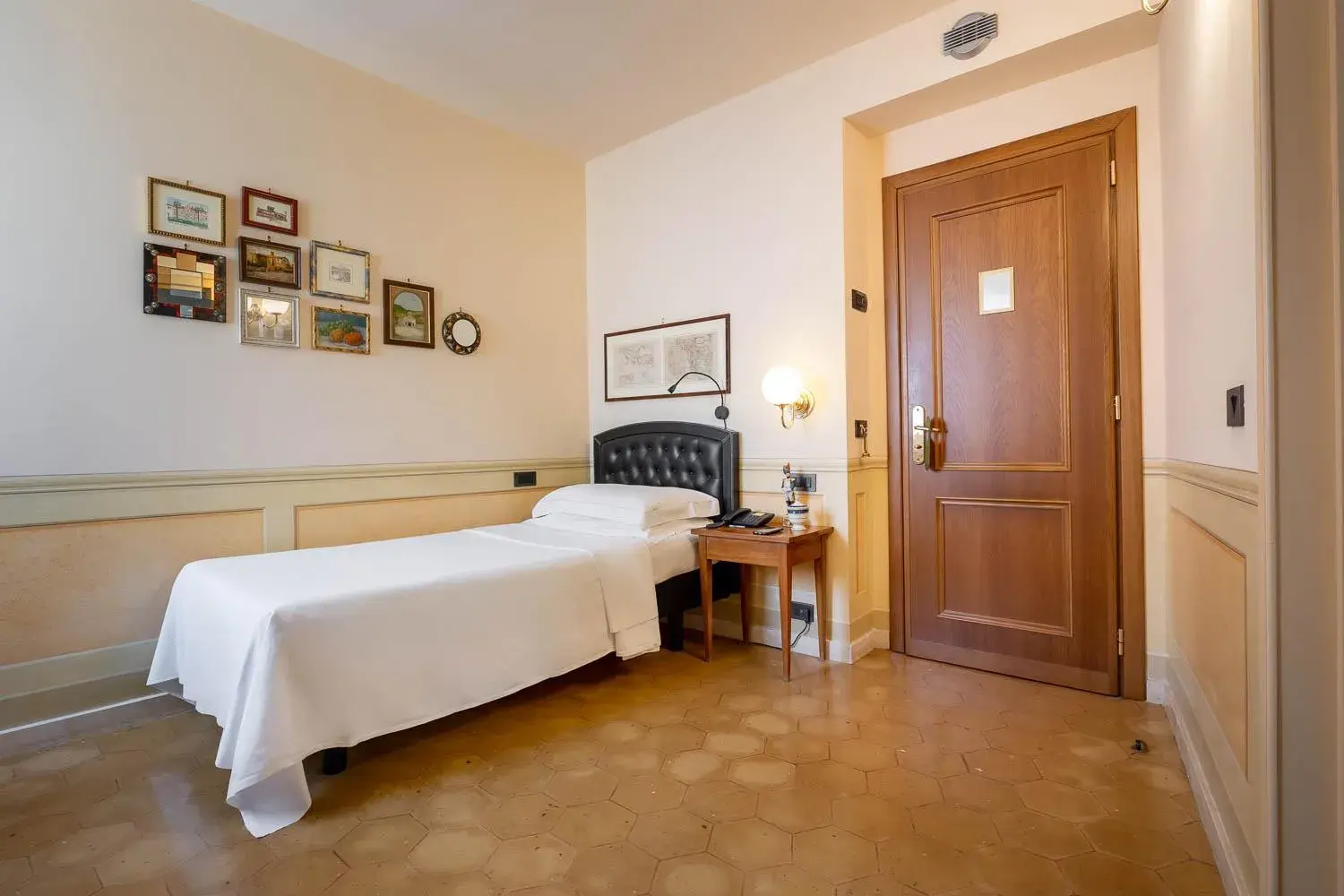 Bed in Hotel San Luca