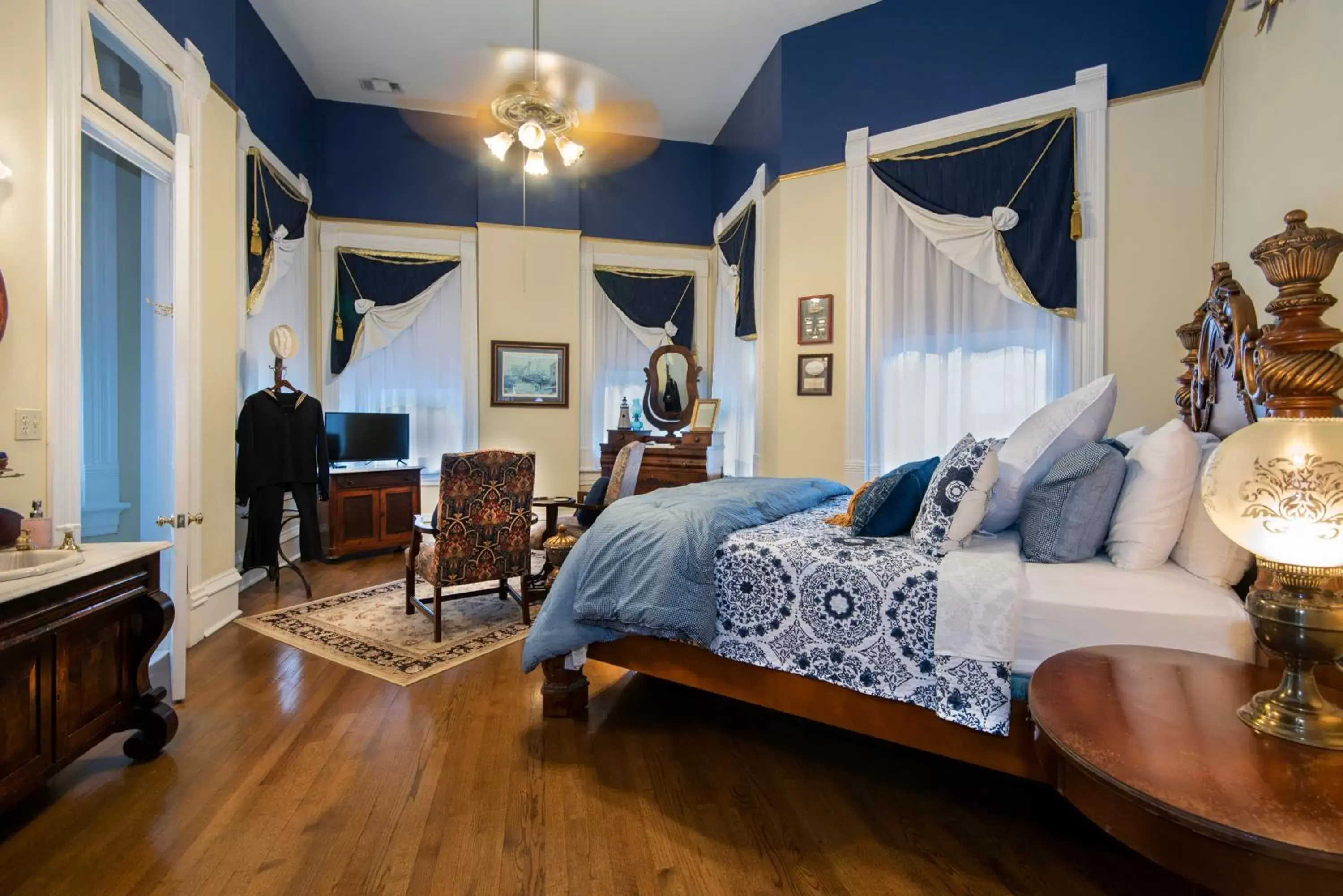 Photo of the whole room, Seating Area in The Empress of Little Rock