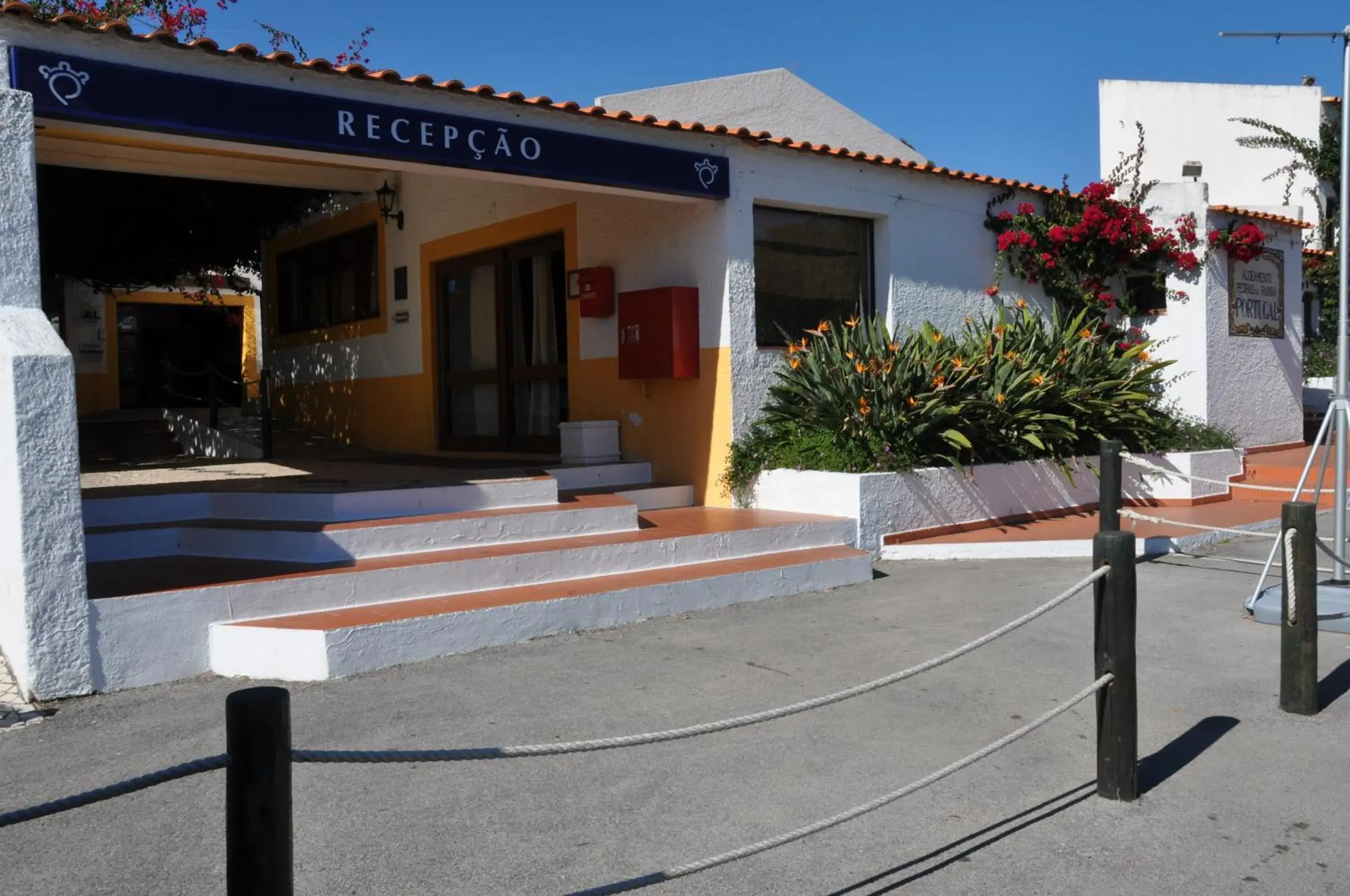 Facade/entrance in Pedras Da Rainha Facade/entrance in Pedras Da Rainha