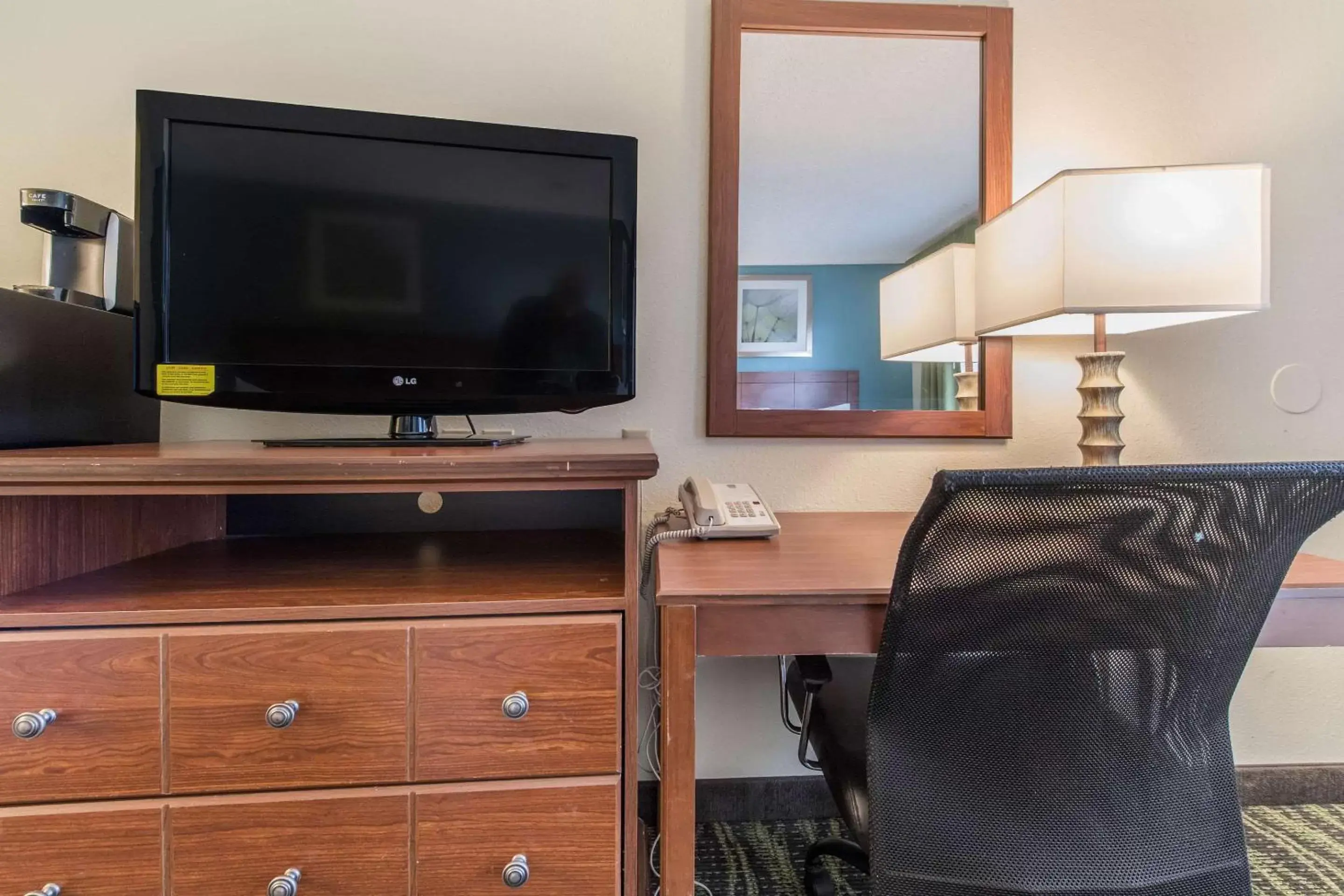 Photo of the whole room, TV/Entertainment Center in Quality Inn Bellevue