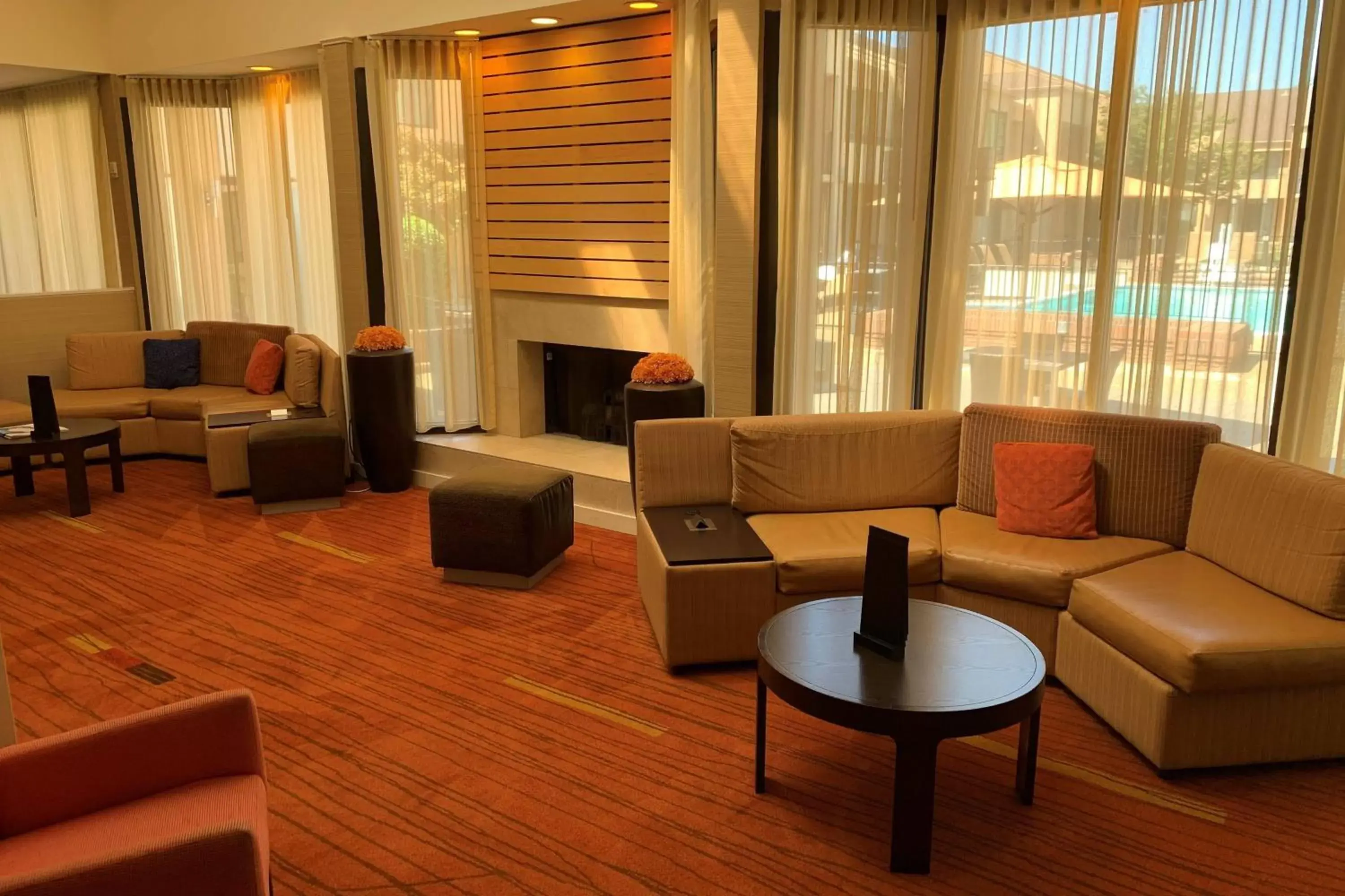 Lobby or reception, Seating Area in Courtyard by Marriott Columbus