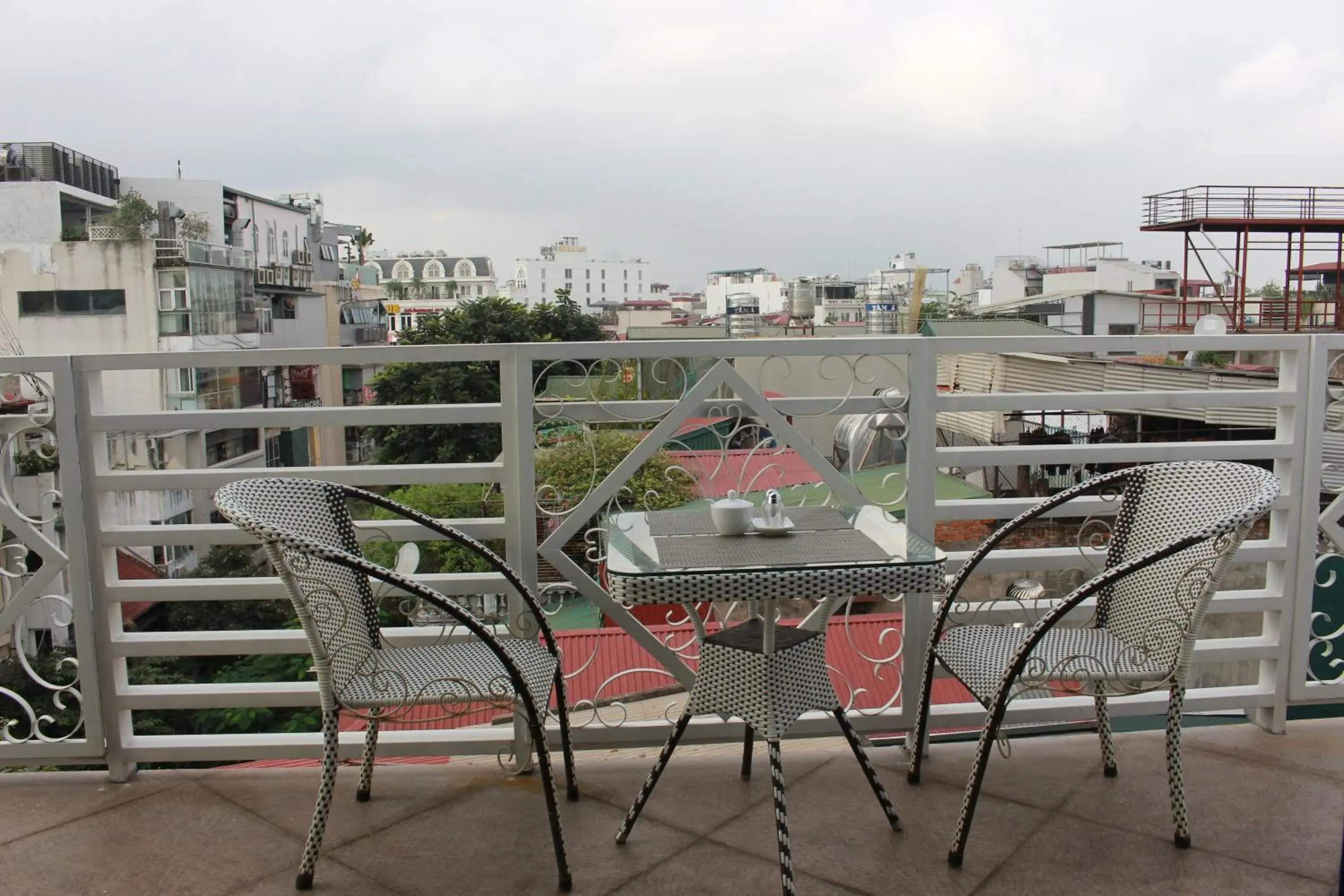 Restaurant/places to eat, Balcony/Terrace in MARO Hotel