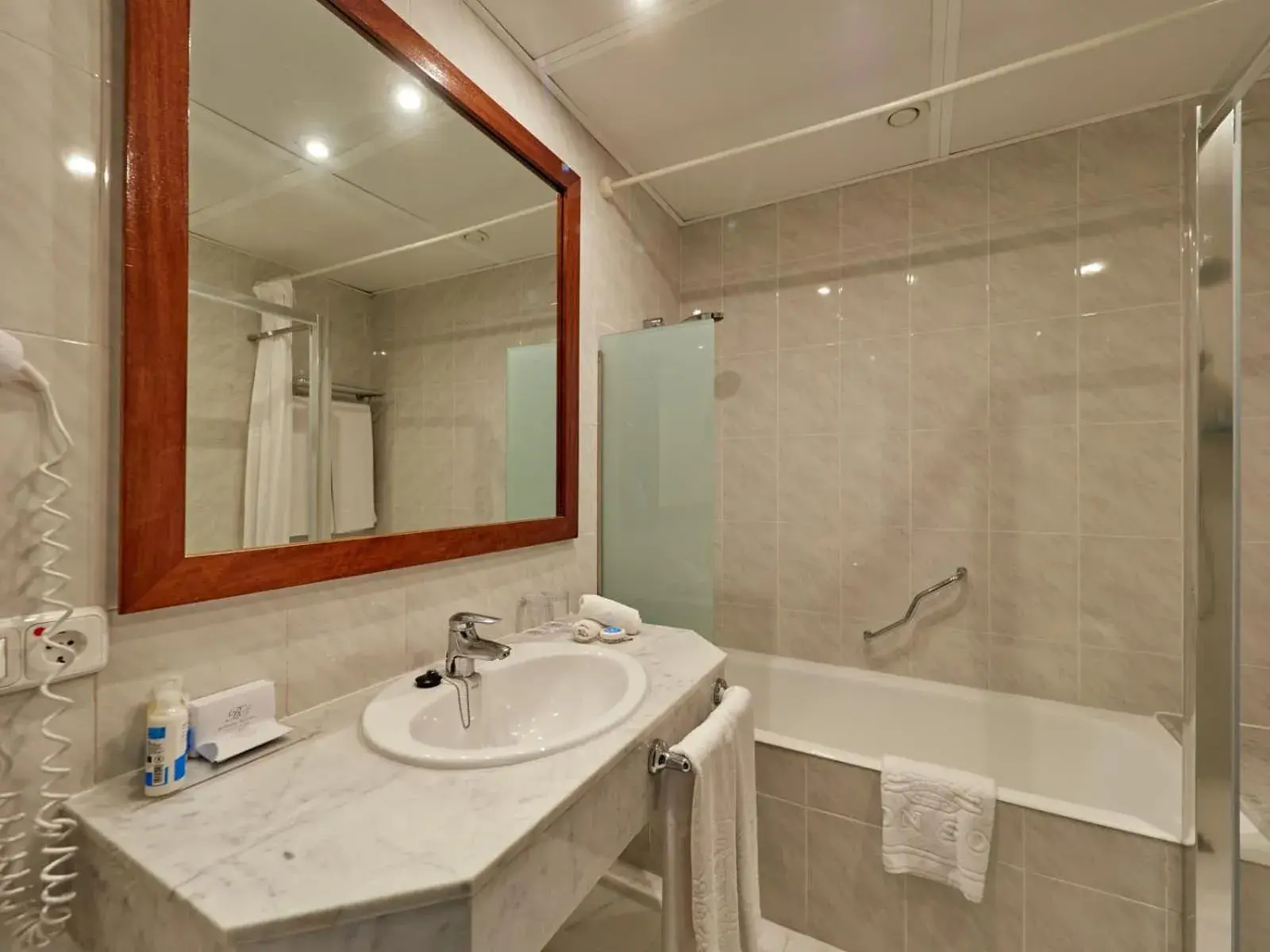 Hot Tub, Bathroom in Hotel Bon Sol Resort & Spa
