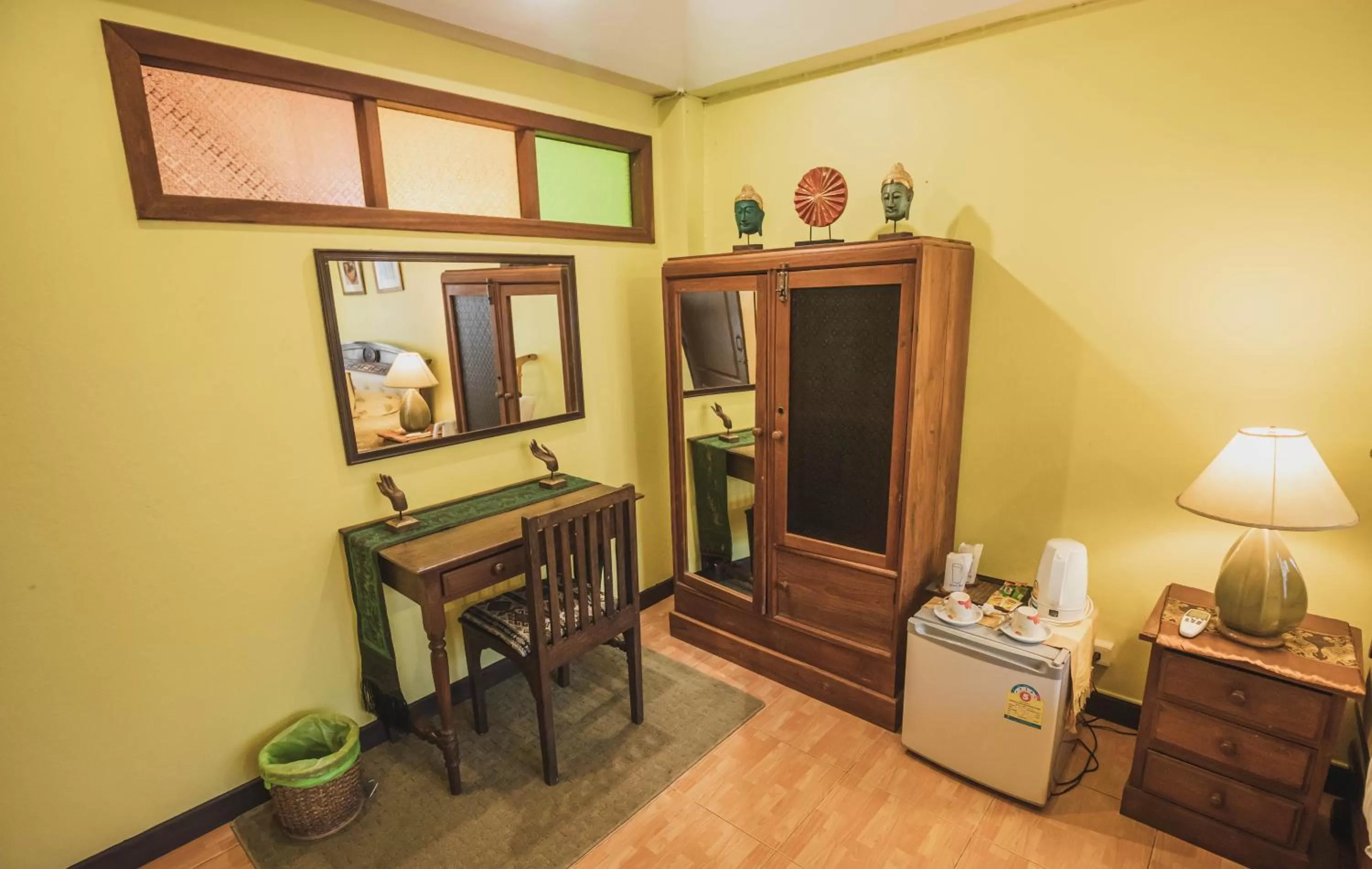 hair dresser in Joy's House & Tour