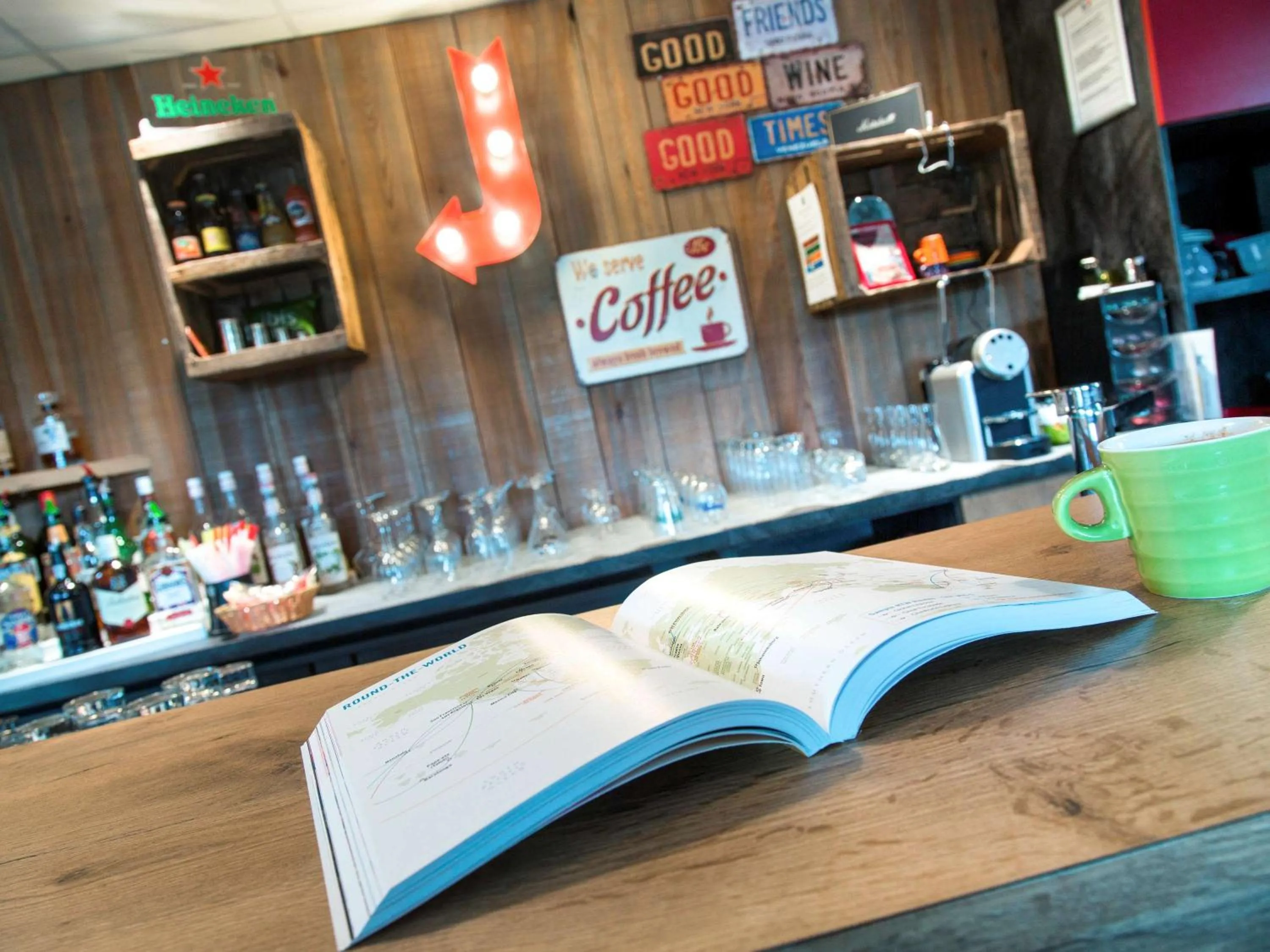 Lounge or bar in ibis Styles Vierzon