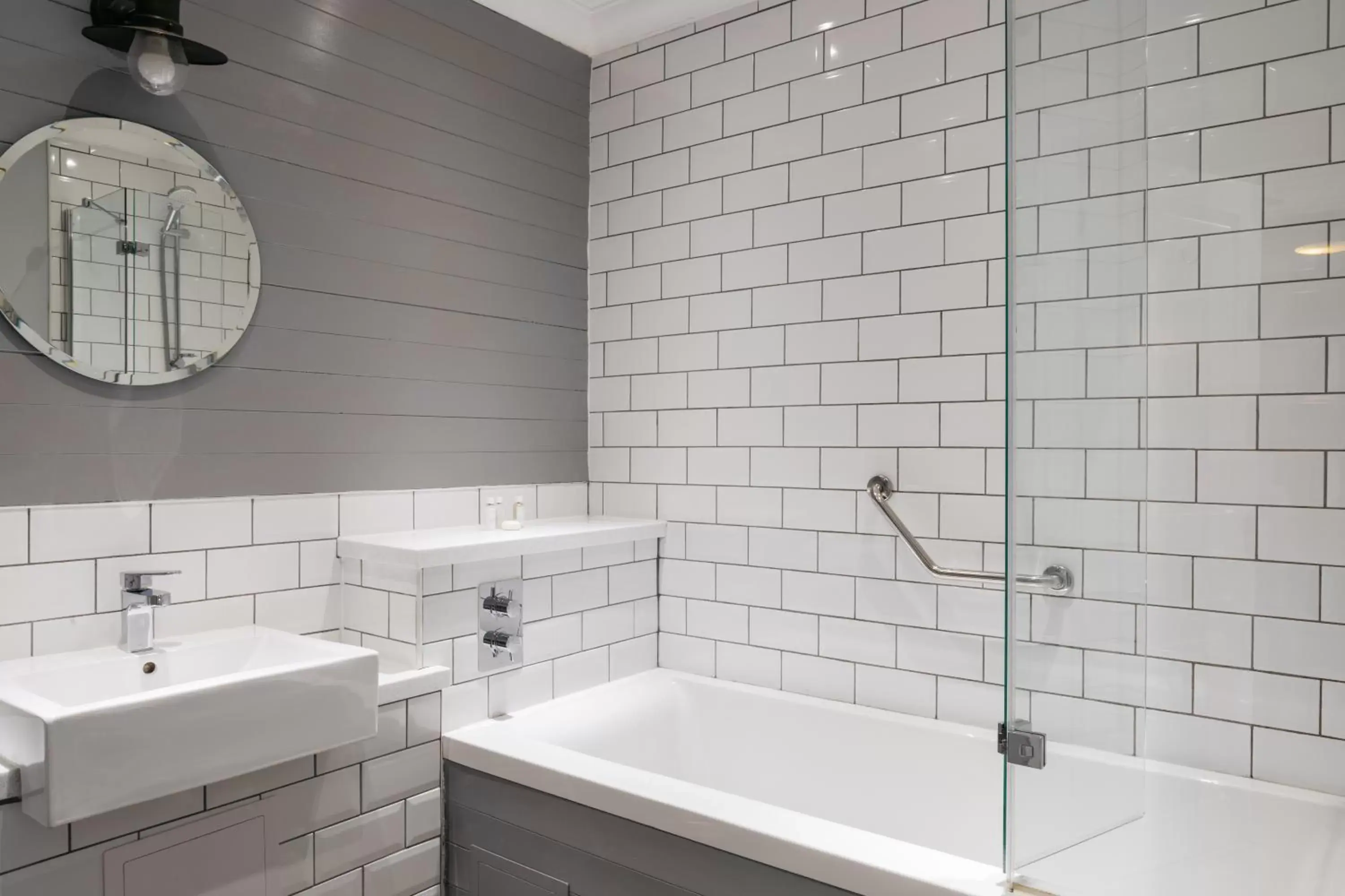 Classic Double or Twin Room with Inland View in Greenbank Hotel Classic Double or Twin Room with Inland View in Greenbank Hotel