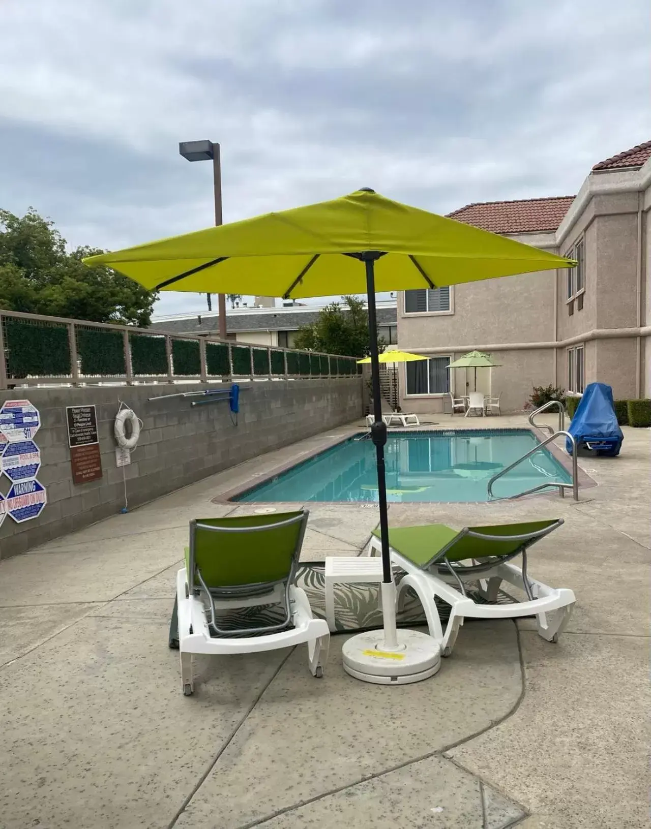 Swimming Pool in Comfort Suites Tulare