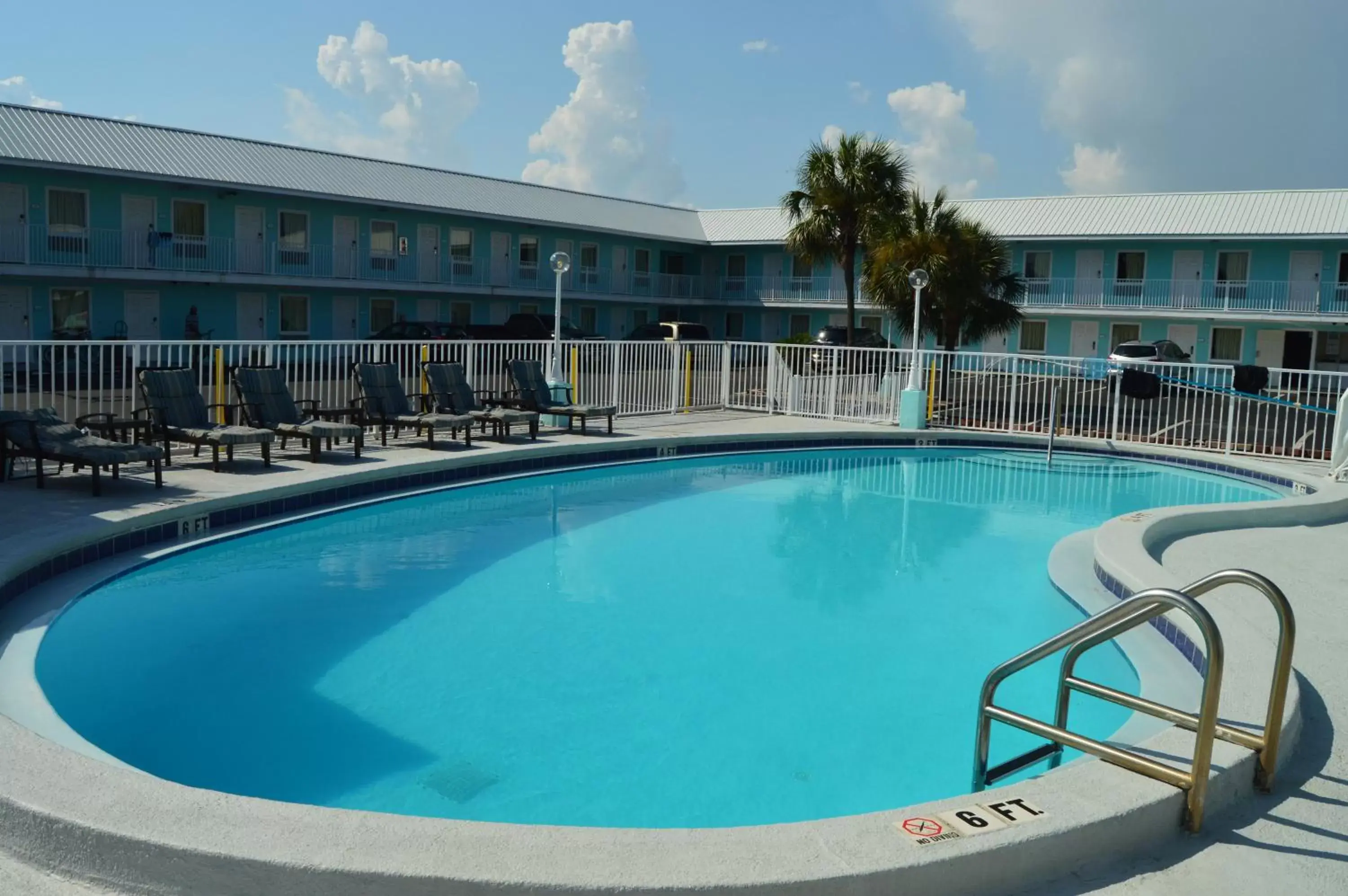 Day, Property Building in Destin Inn & Suites