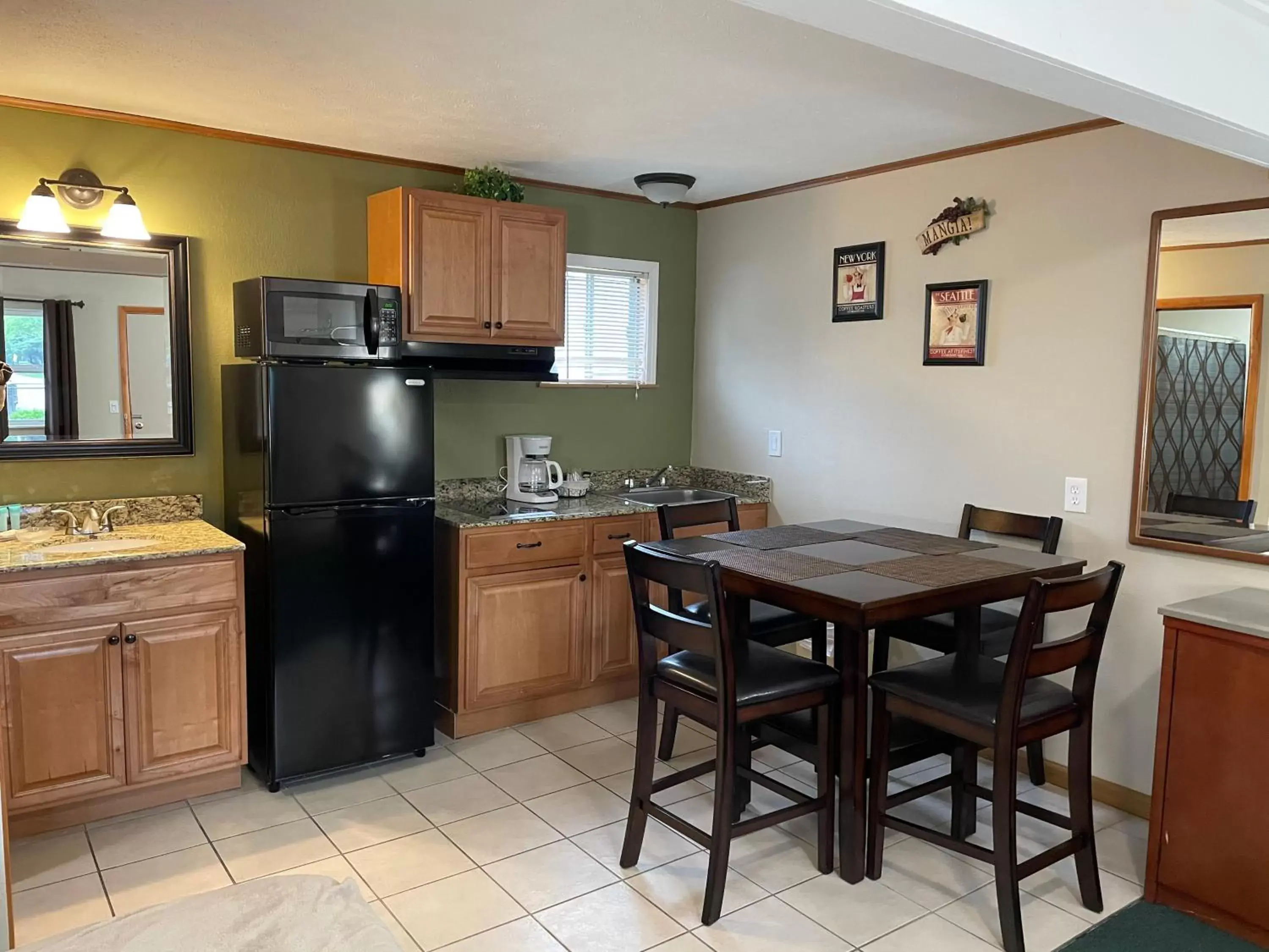 Deluxe Queen Room in Hunter's Friend Resort on Indian Point Deluxe Queen Room in Hunter's Friend Resort on Indian Point