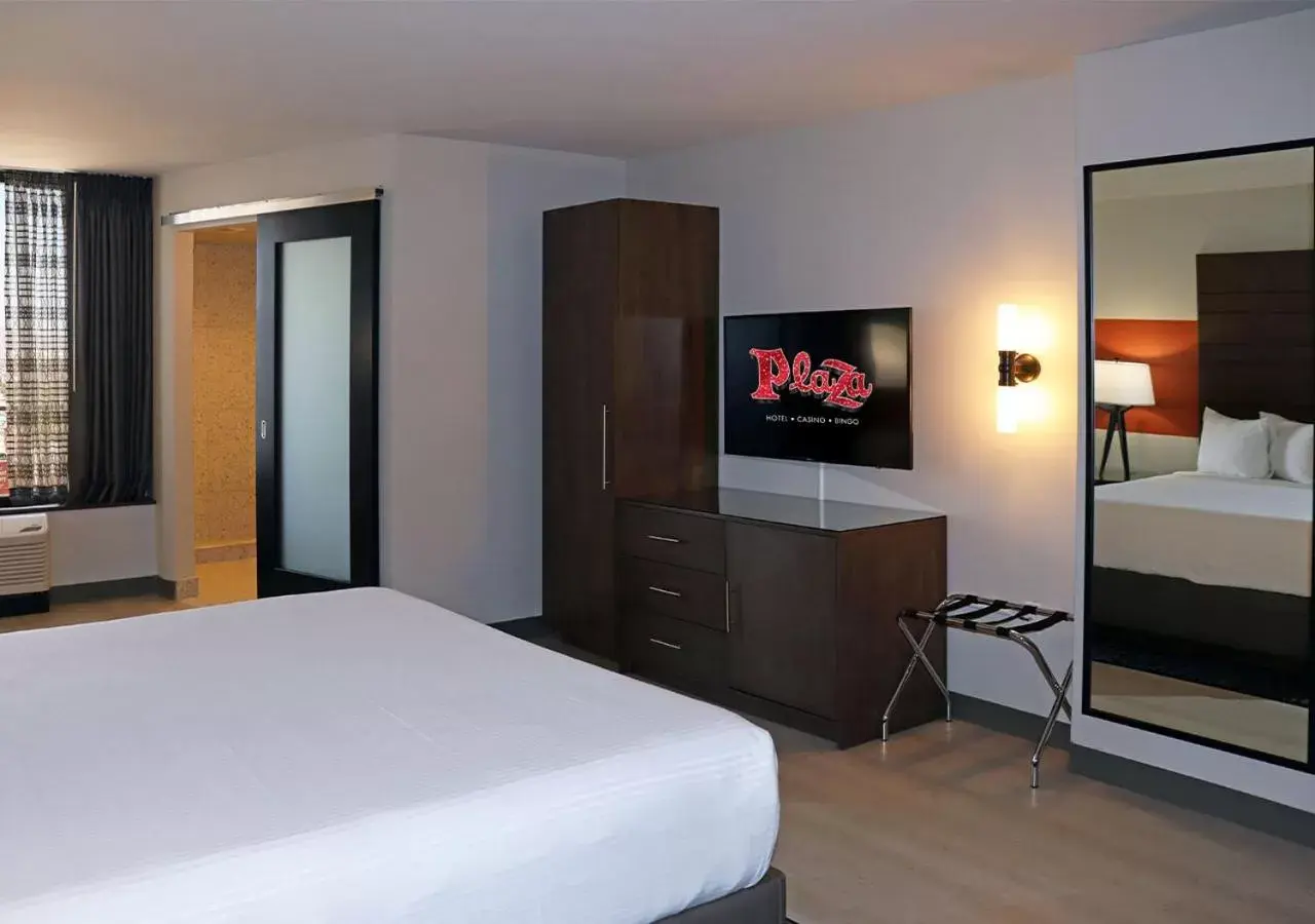 Bedroom, Bed in Plaza Hotel & Casino