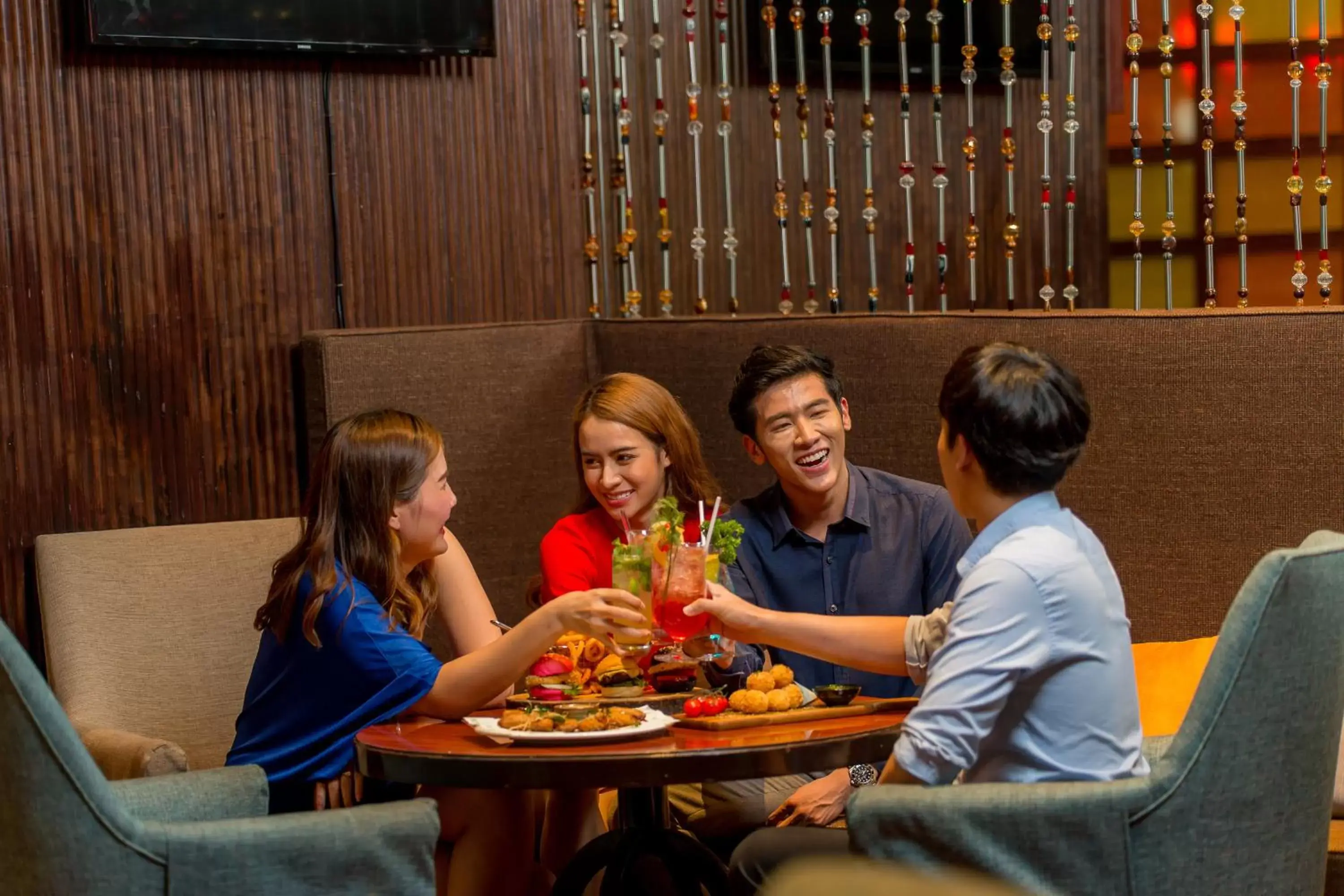 Lounge or bar in Holiday Inn Bangkok Silom, an IHG Hotel