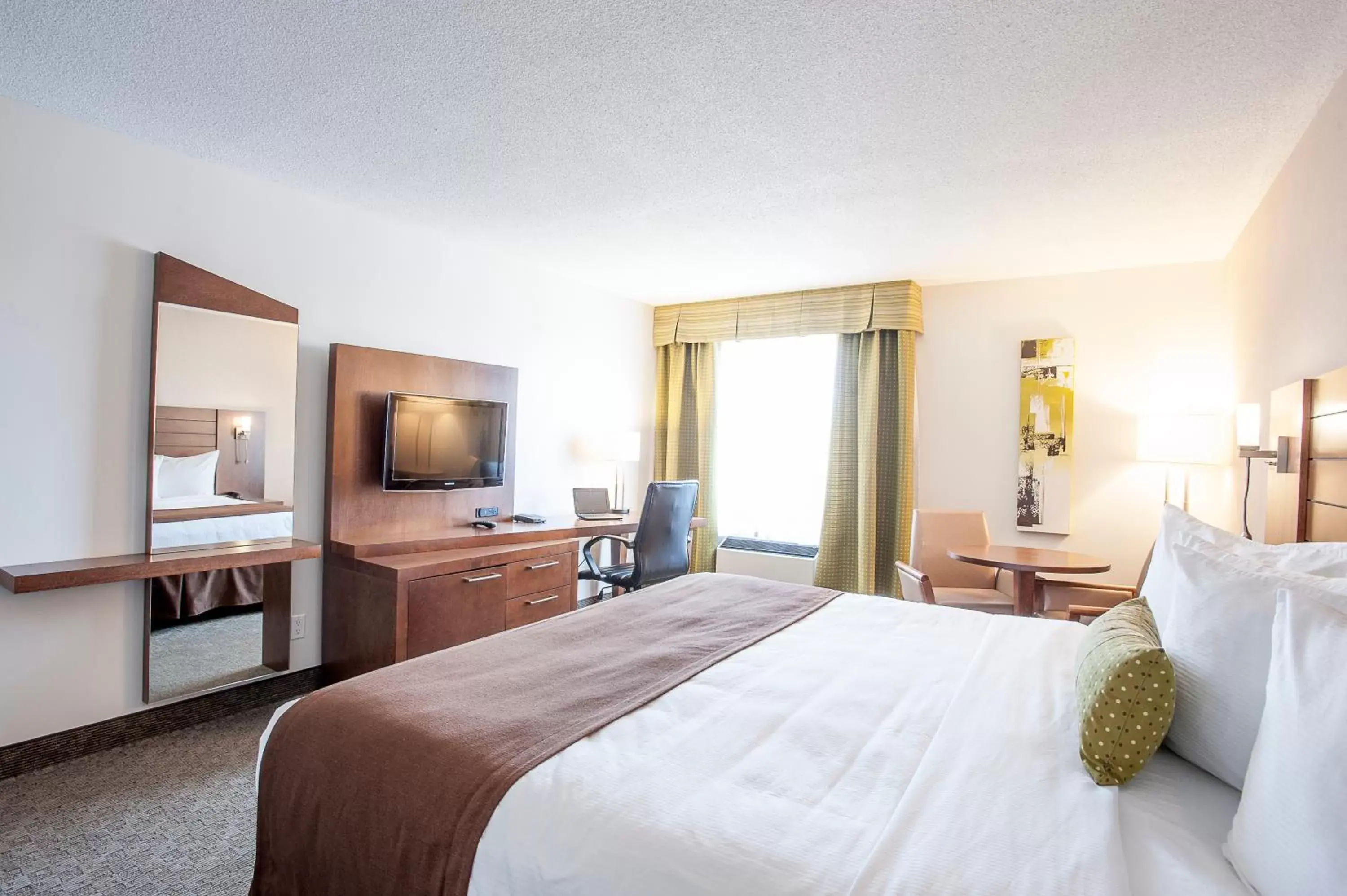 Photo of the whole room, Bed in Quality Inn Rouyn-Noranda