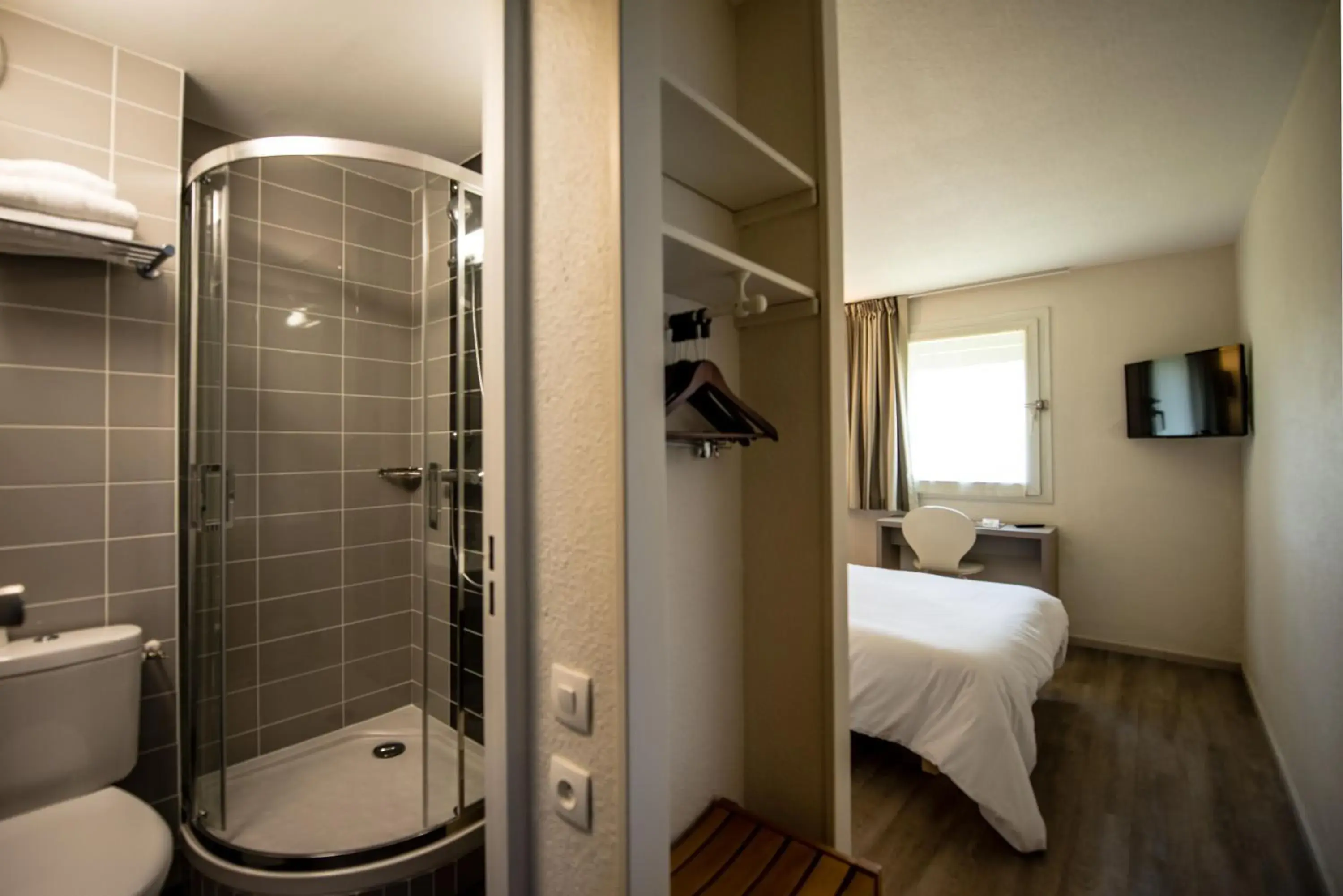 Photo of the whole room, Bathroom in Logis Carline Hôtel Restaurant