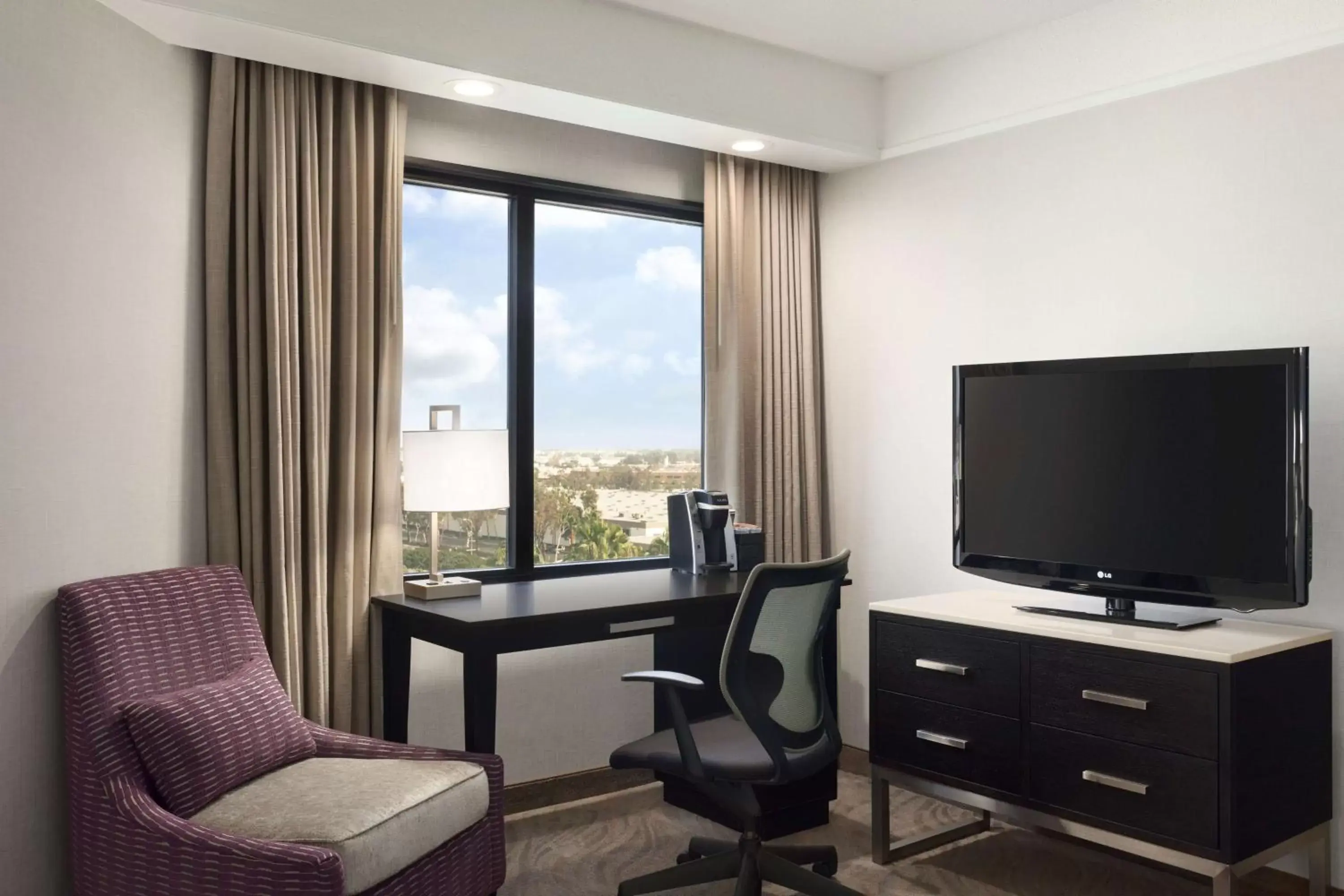 Living room, TV/Entertainment Center in Embassy Suites by Hilton Irvine Orange County Airport