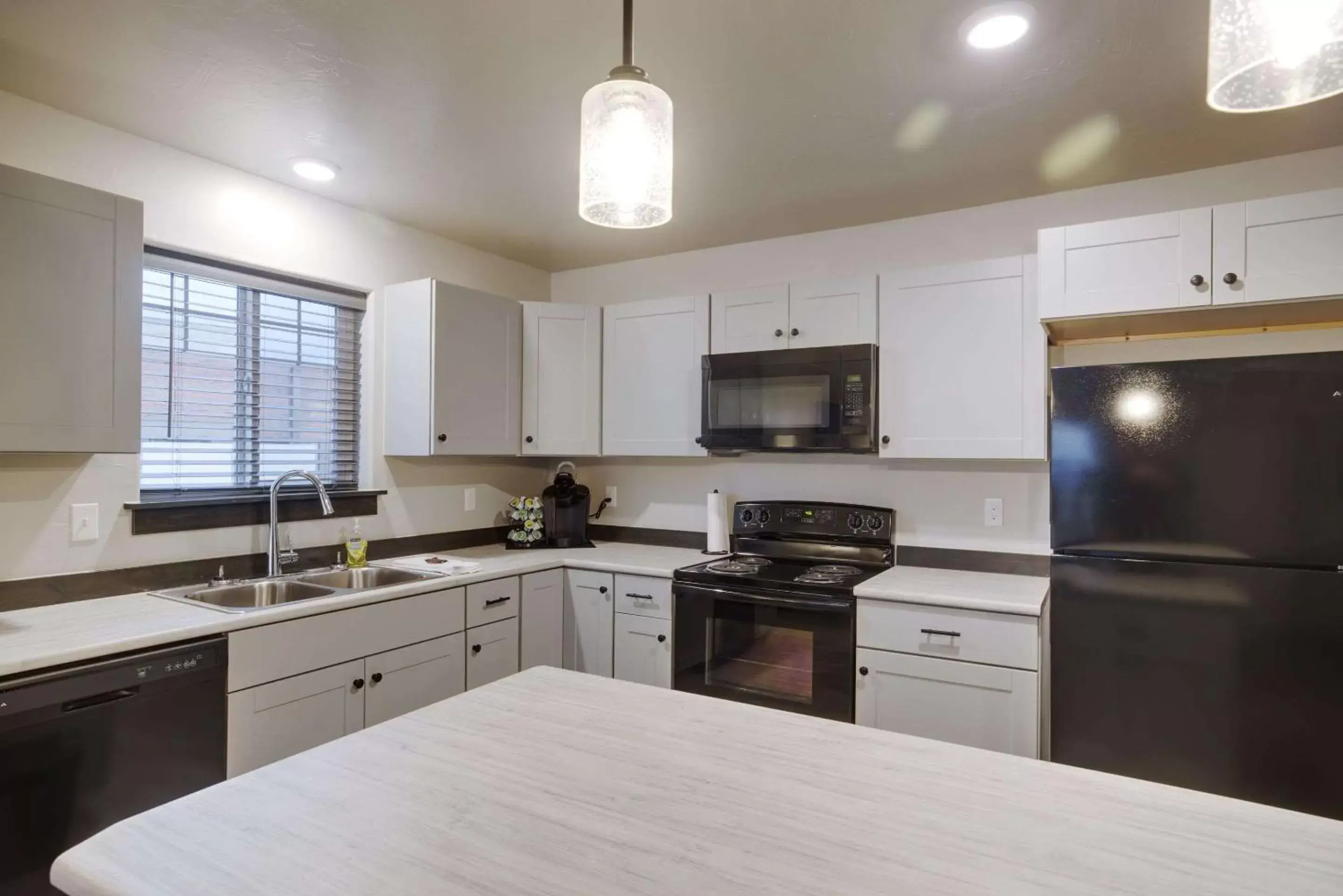 Kitchen or kitchenette, Kitchen/Kitchenette in Copper King Convention Center, Ascend Hotel Collection