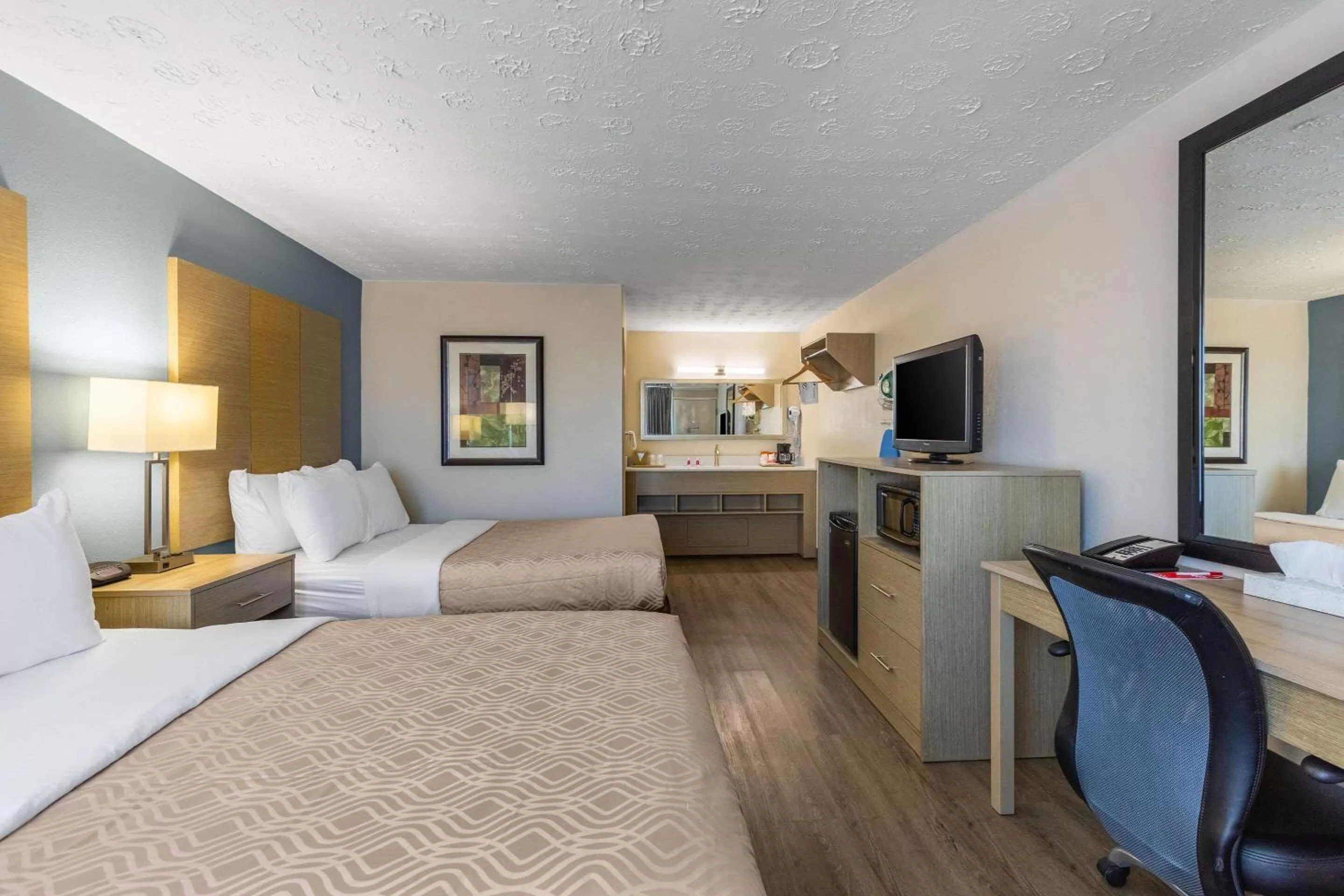 Photo of the whole room, Bed in Econo Lodge Middlesboro