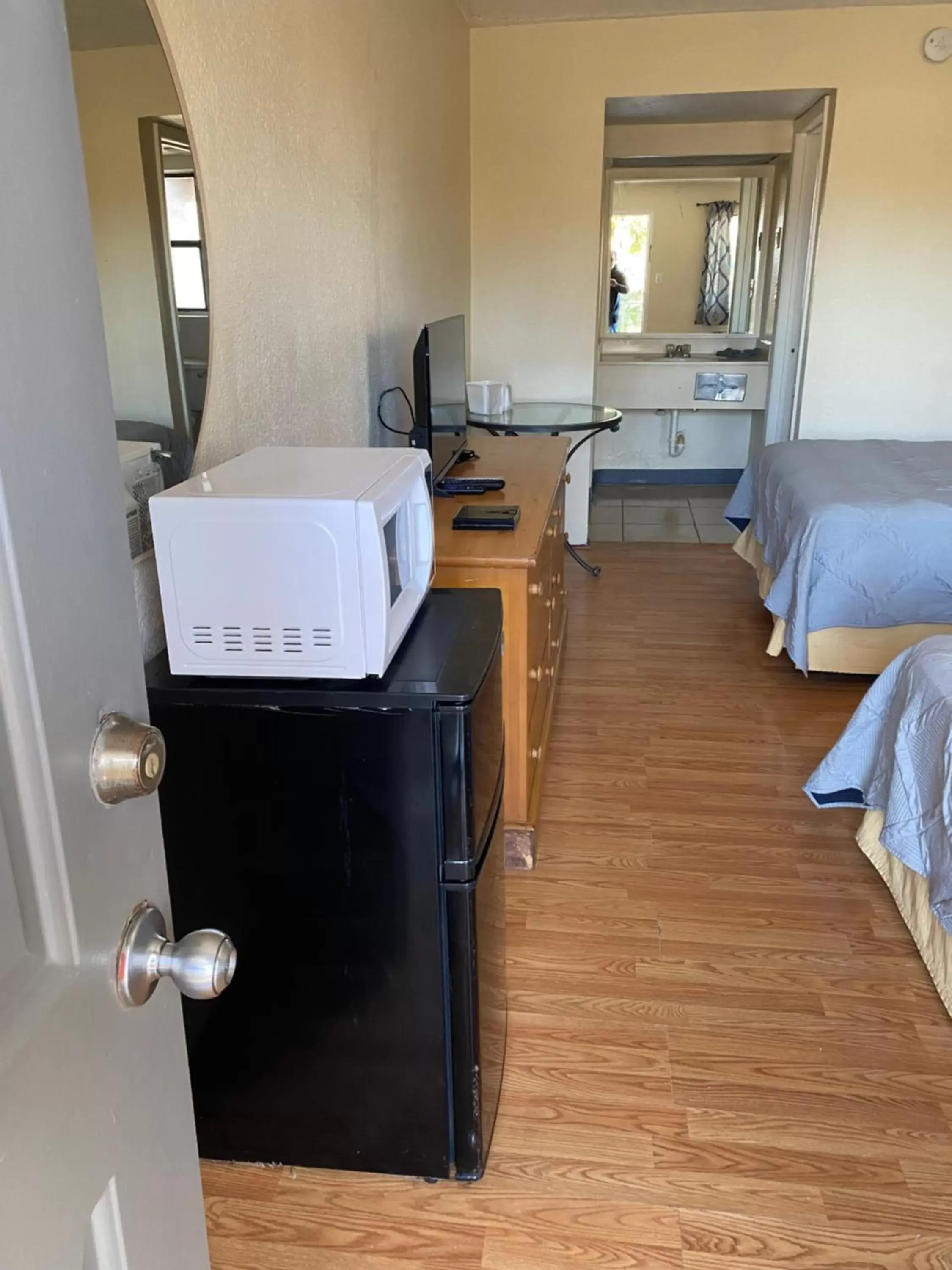 Bedroom, Kitchen/Kitchenette in Jasmine Garden Inn - Lake City