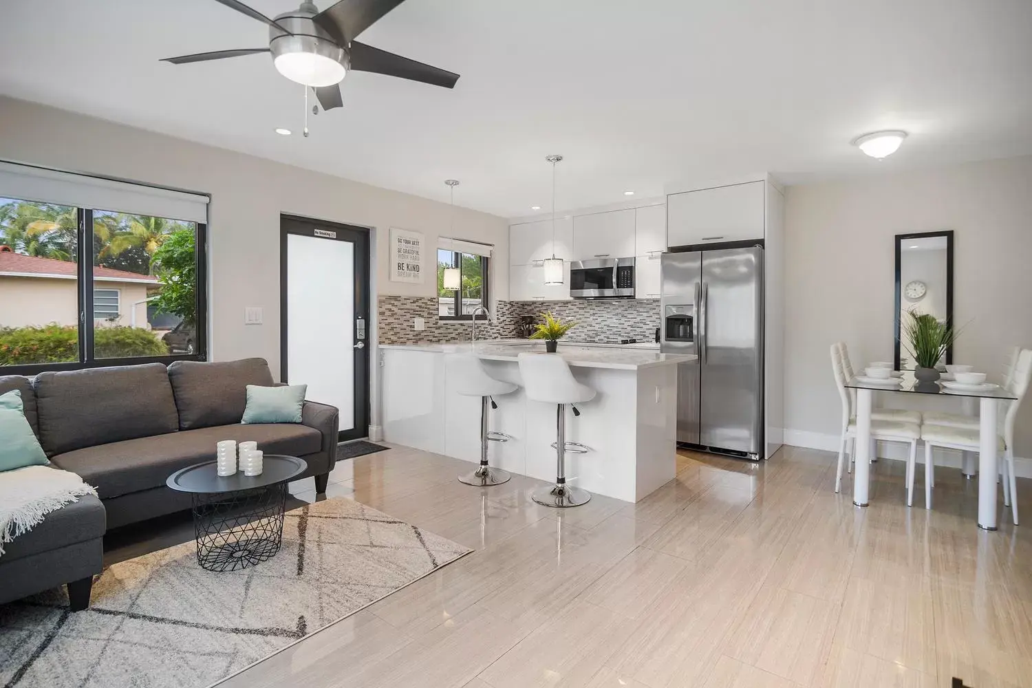 Living room, Seating Area in Alani Bay Condos