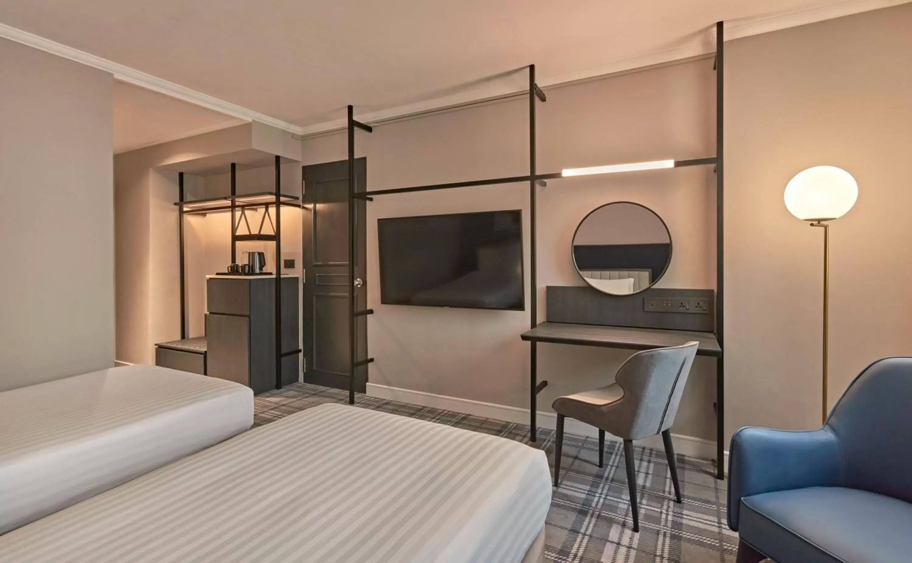 Bed, TV/Entertainment Center in Vibe Hotel Singapore Orchard