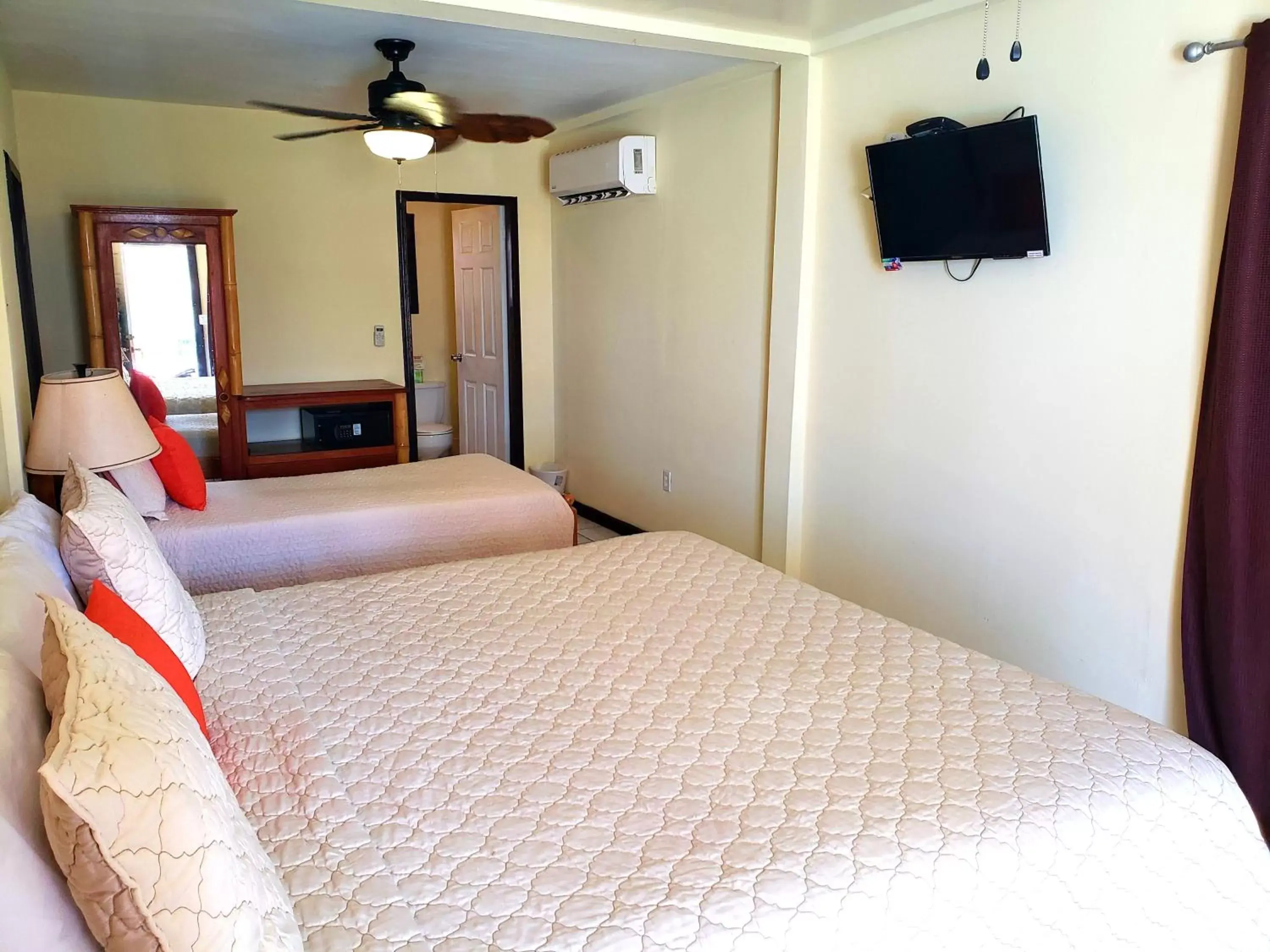 Bedroom, Bed in Ocean Tide Beach Resort