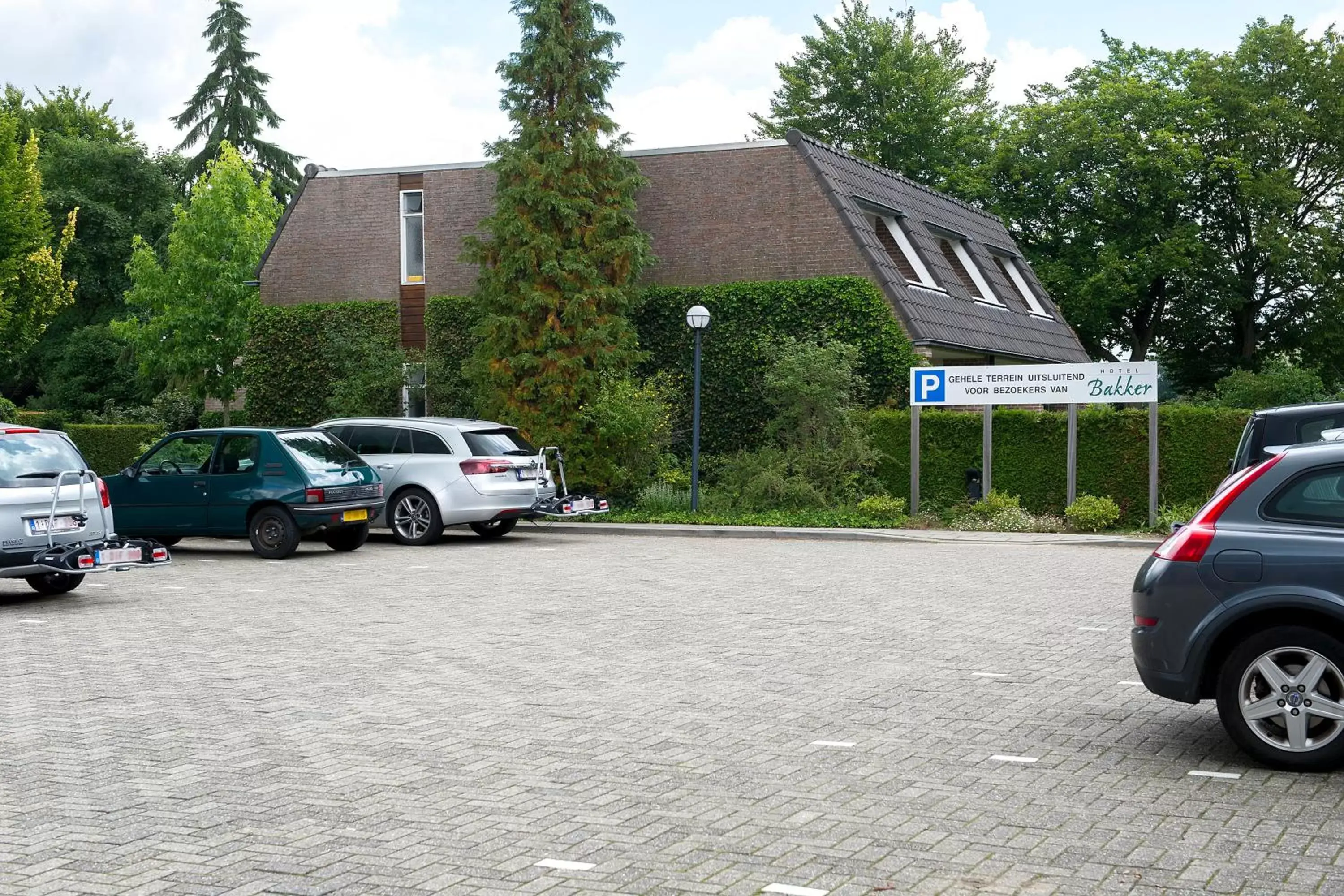 Parking, Property Building in Hotel Bakker