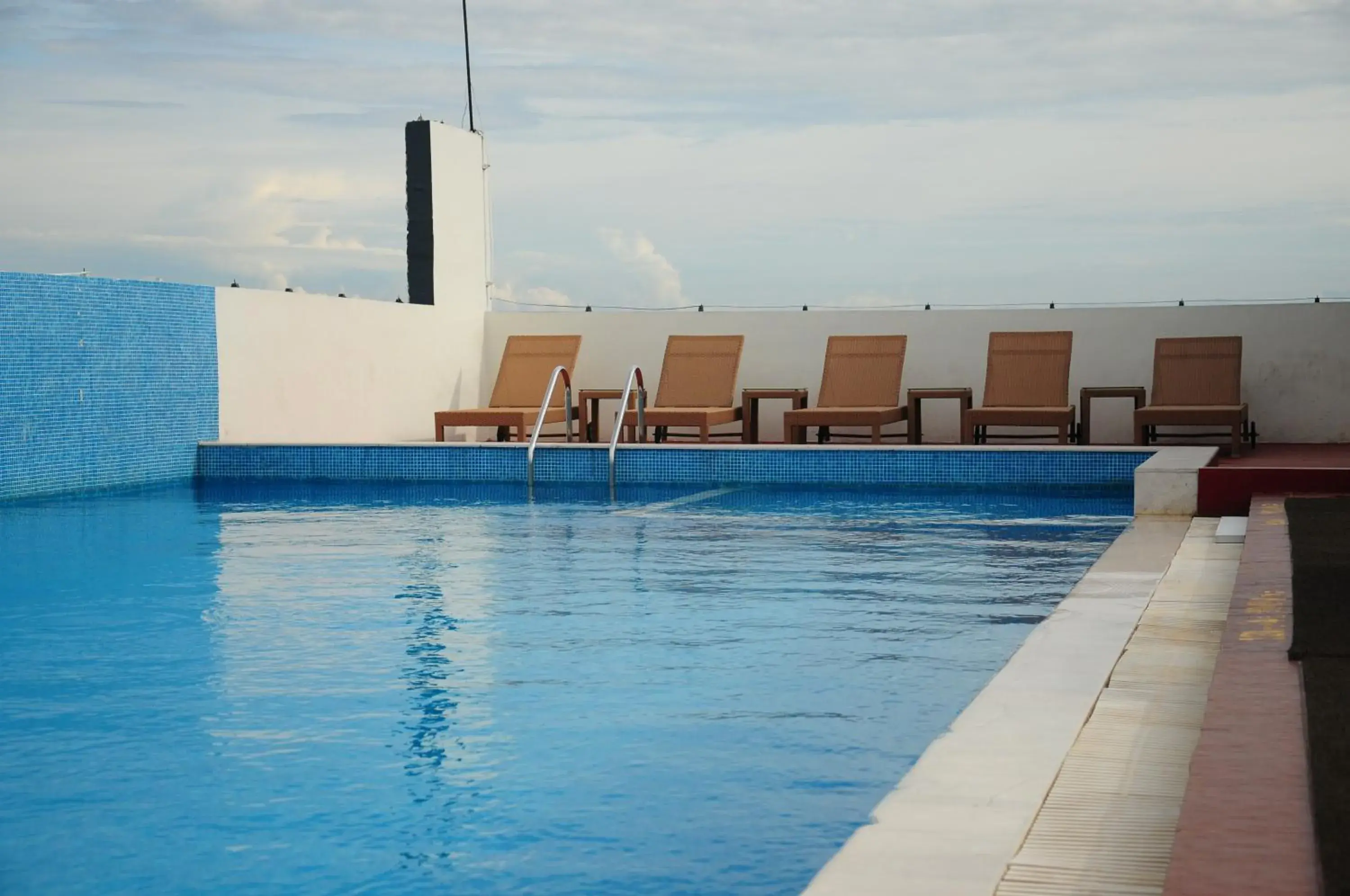 Swimming Pool in Hotel Gokulam Park - Coimbatore