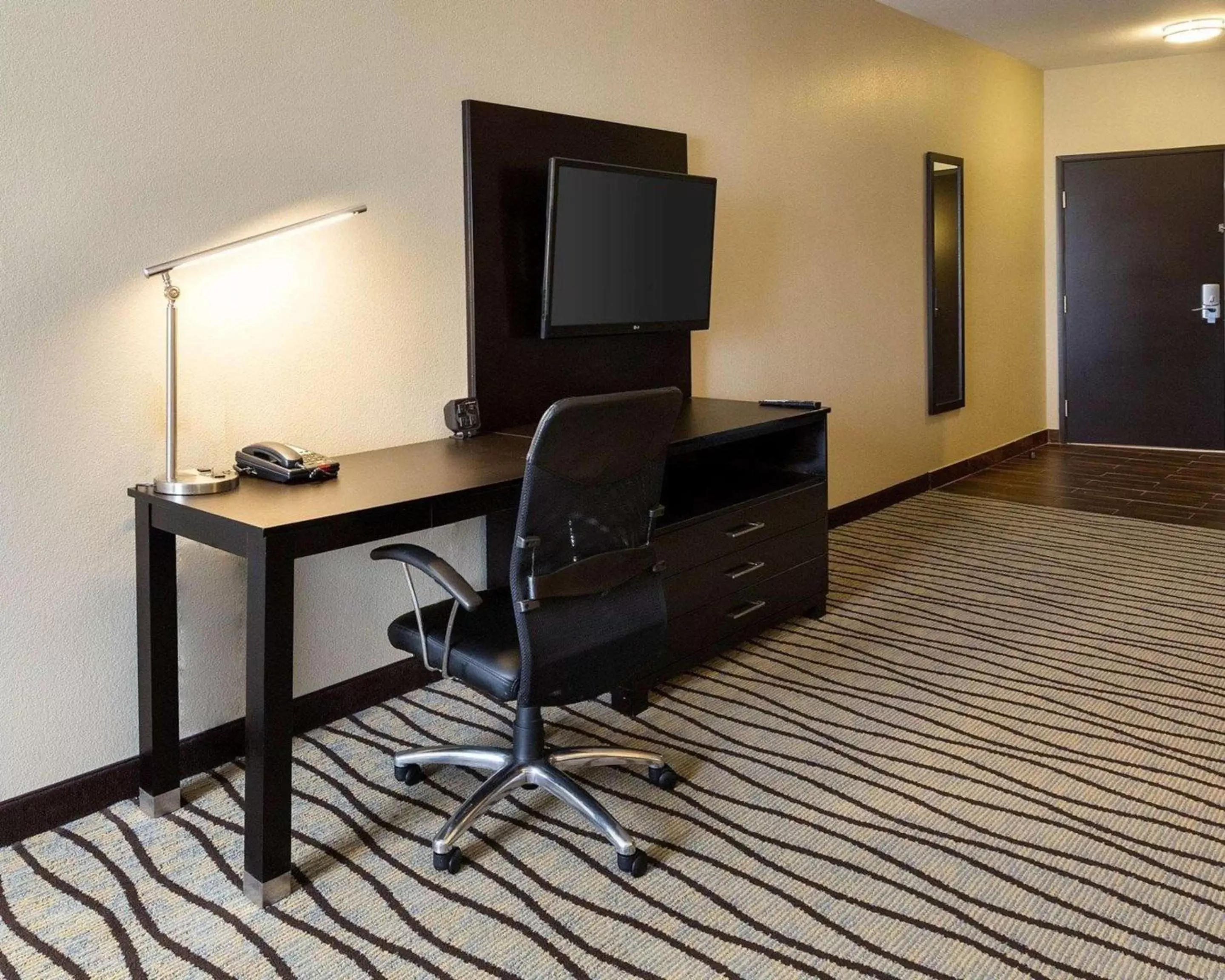 Bedroom, TV/Entertainment Center in Comfort Suites near Westchase on Beltway 8