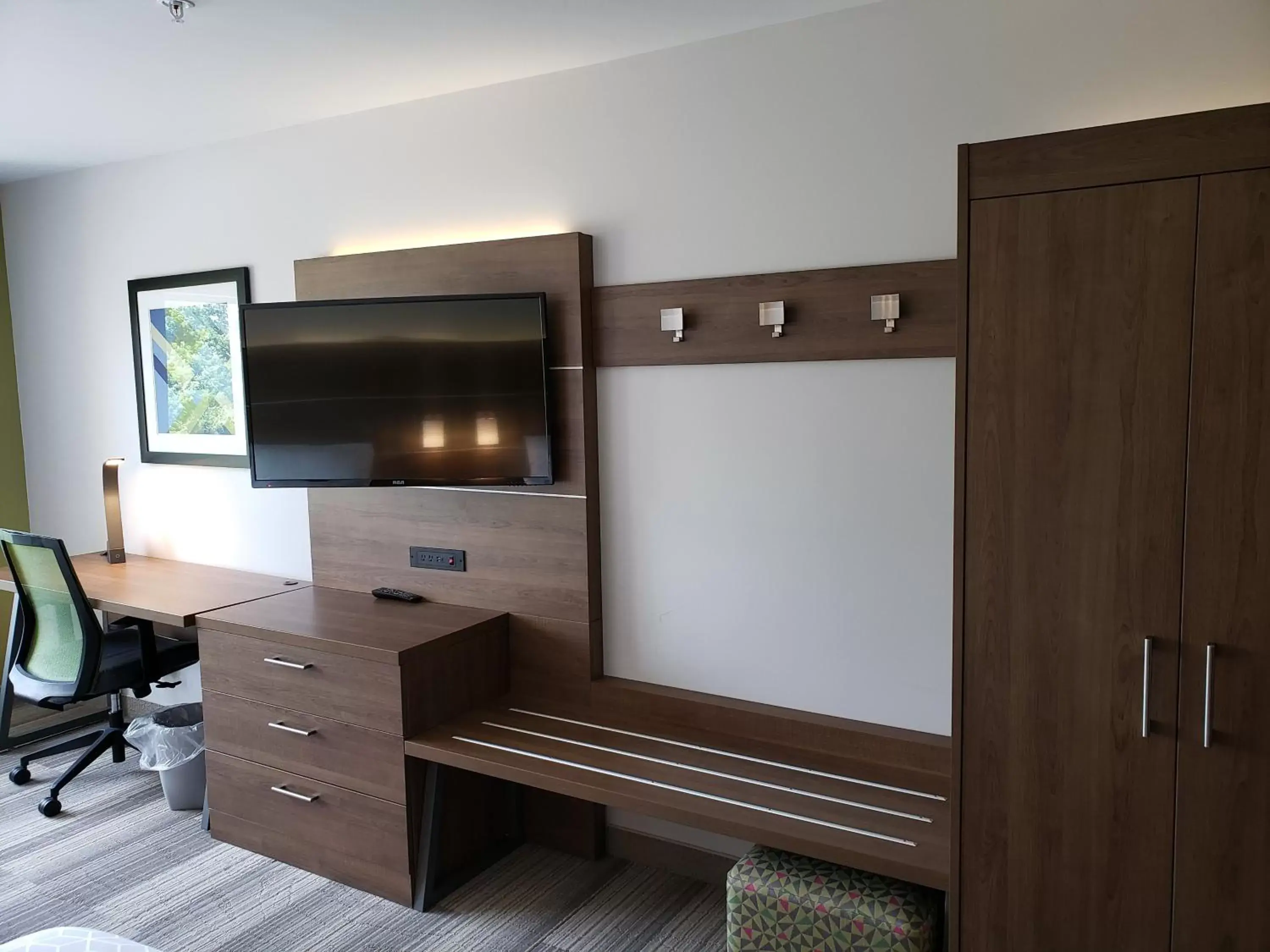 Photo of the whole room, TV/Entertainment Center in Holiday Inn Express & Suites Nashville North - Springfield, an IHG Hotel