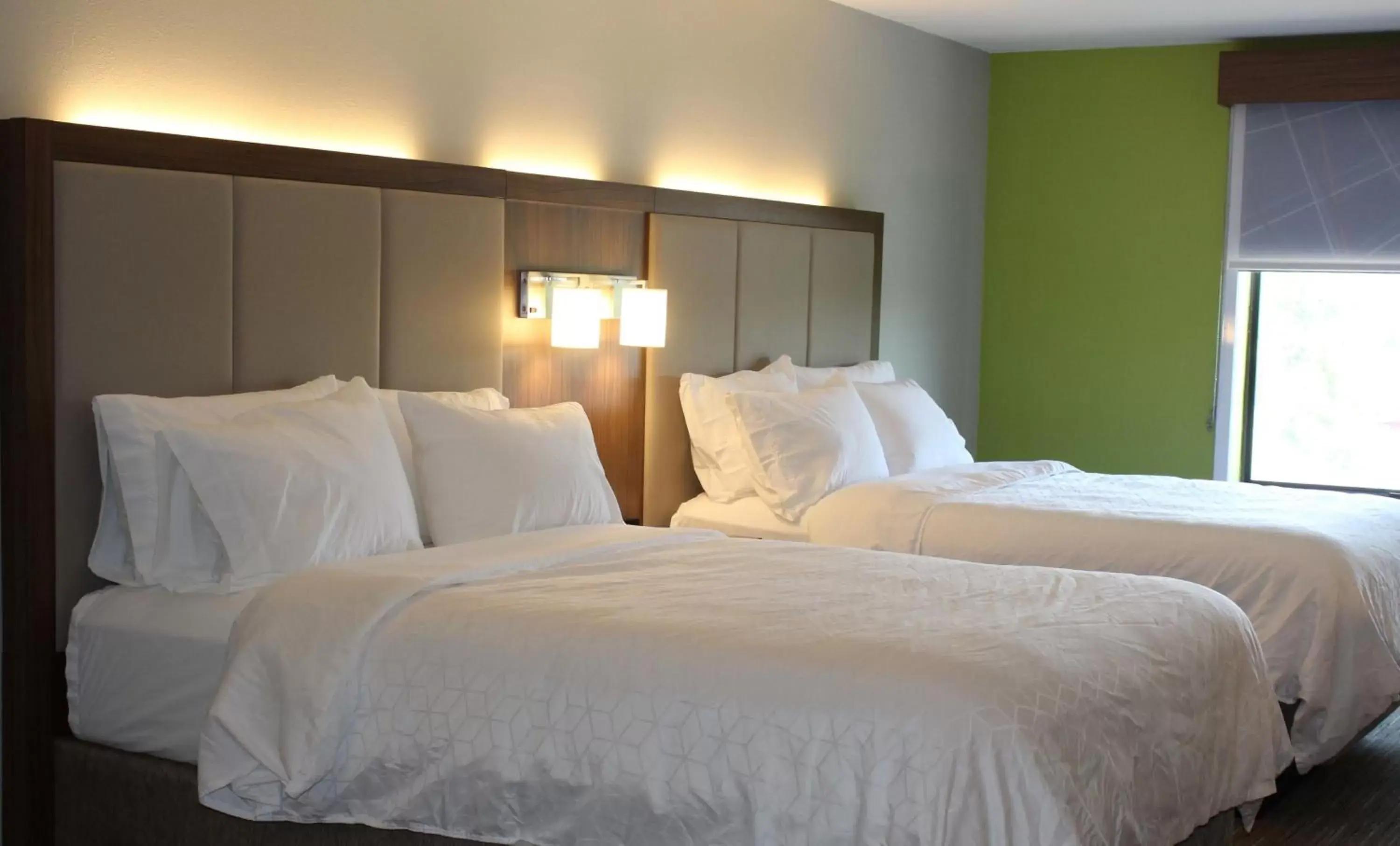 Photo of the whole room, Bed in Holiday Inn Express Forest City, an IHG Hotel