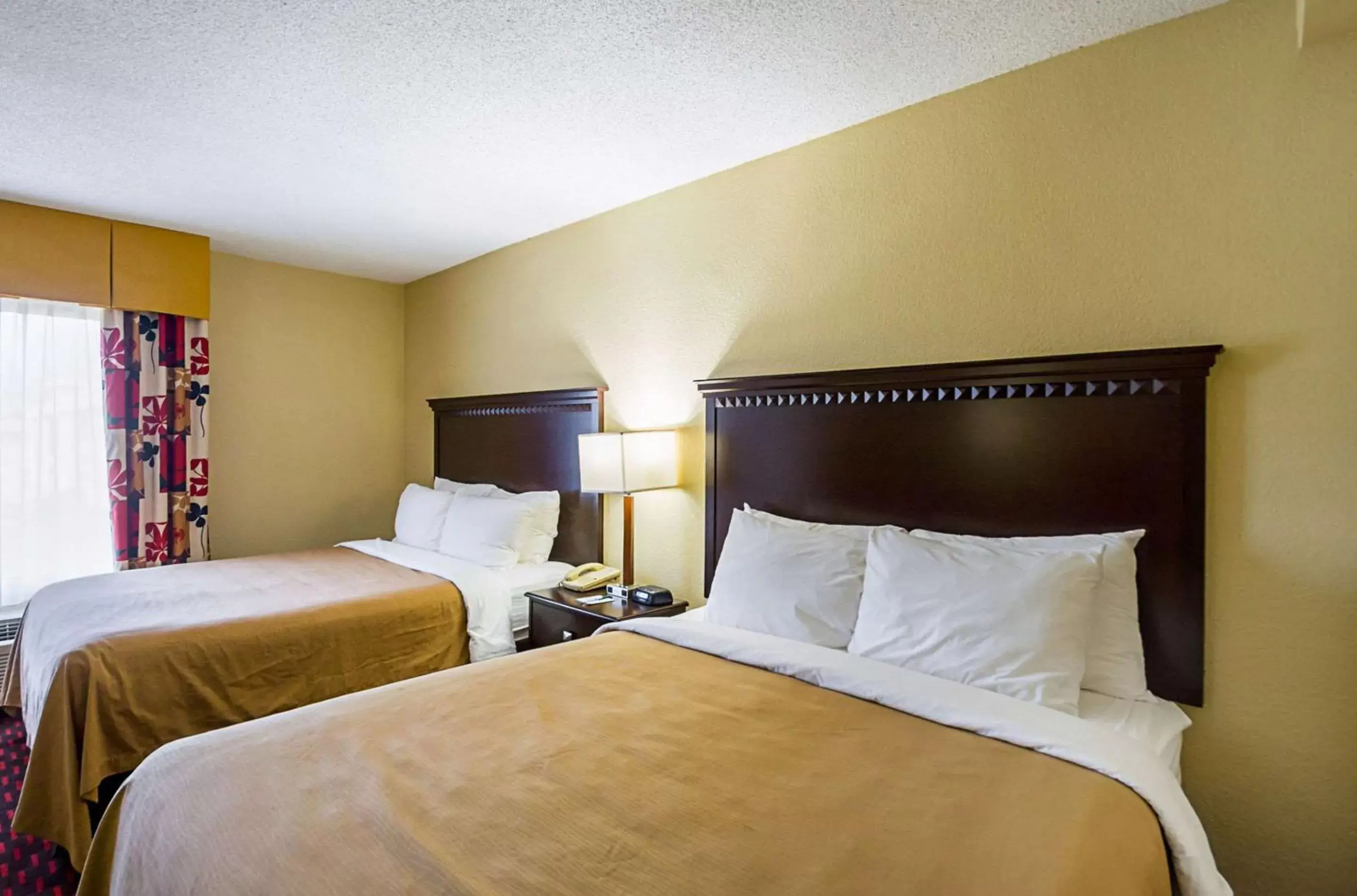 Photo of the whole room, Bed in Quality Inn & Suites Hagerstown