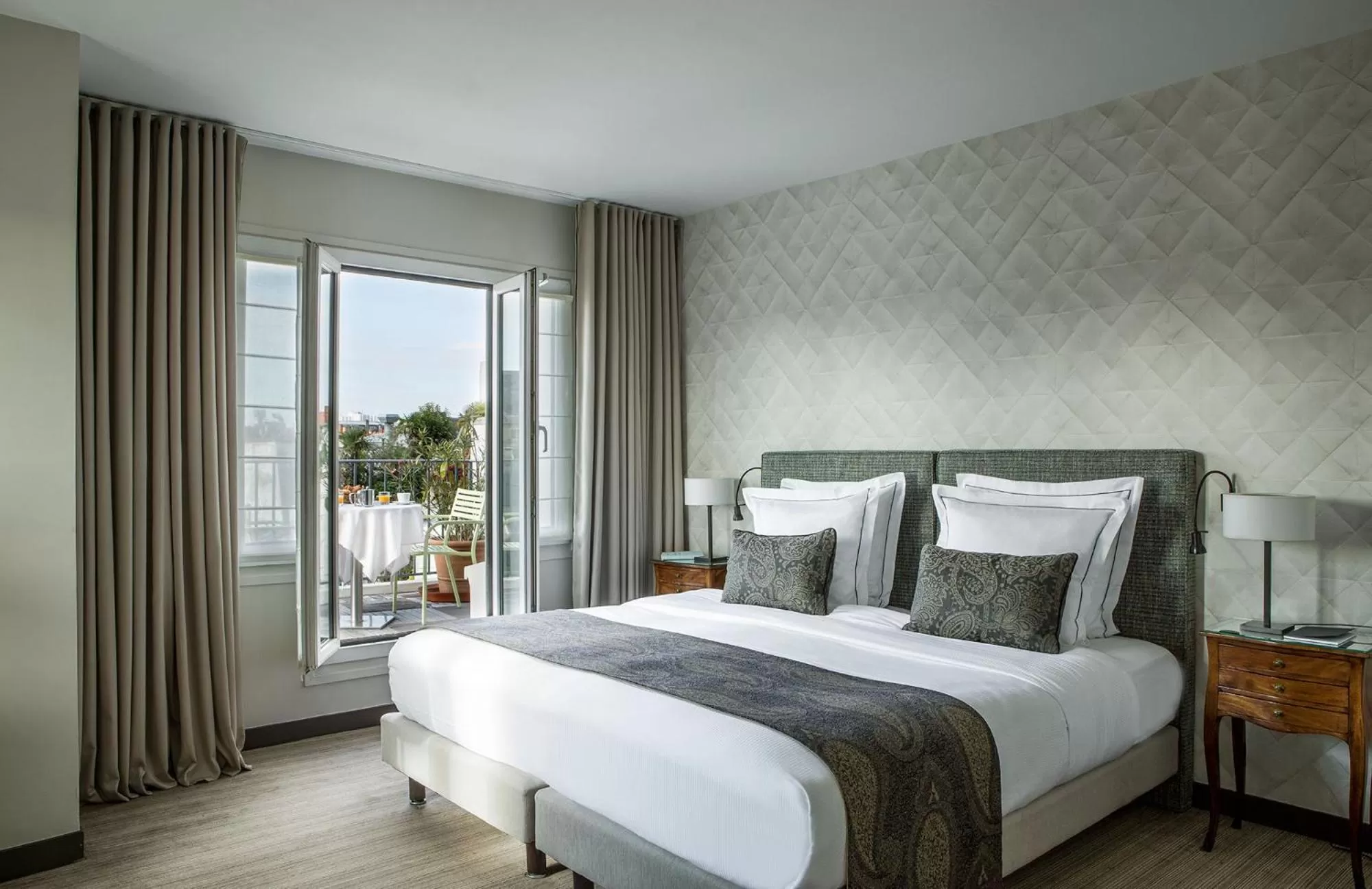 Bedroom, Bed in Hôtel Parc Saint-Séverin - Esprit de France