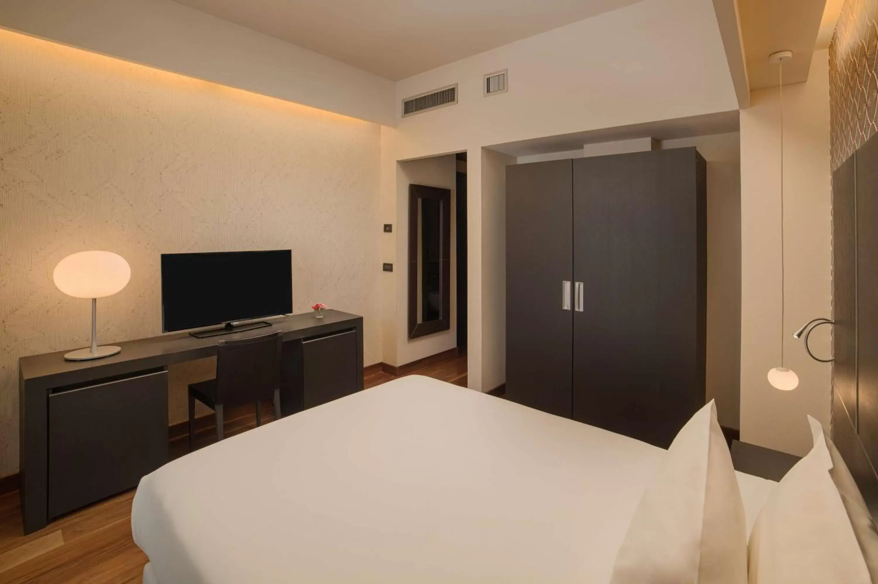 Bedroom, TV/Entertainment Center in NH Collection Torino Santo Stefano