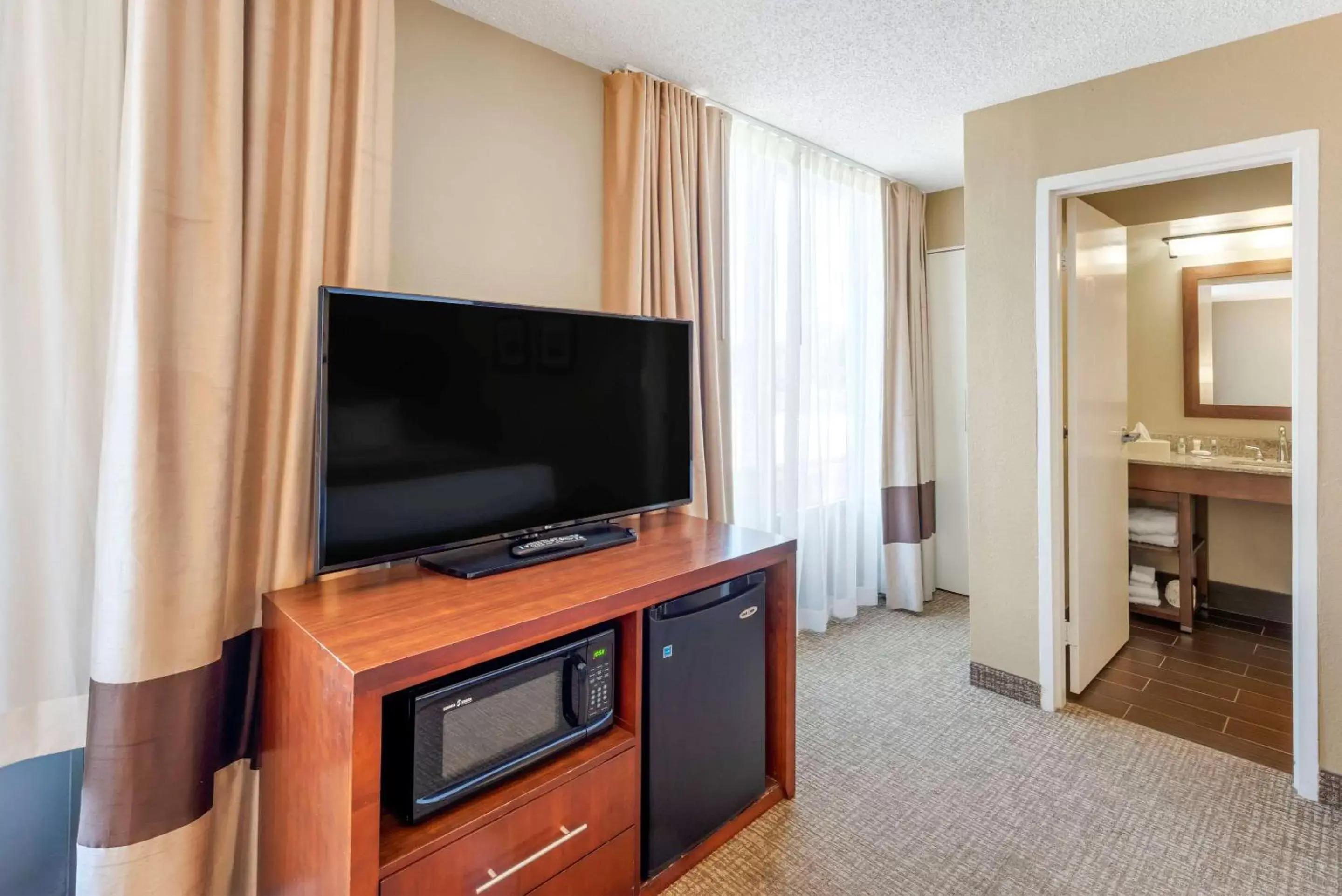 Photo of the whole room, TV/Entertainment Center in Comfort Inn Elizabeth City near University